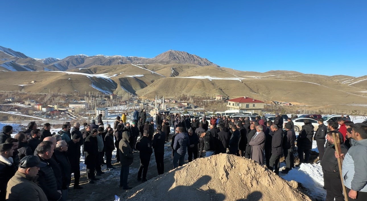 Pompalı tüfekle vurularak hayatını kaybeden genç gözyaşları arasında toprağa verildi
