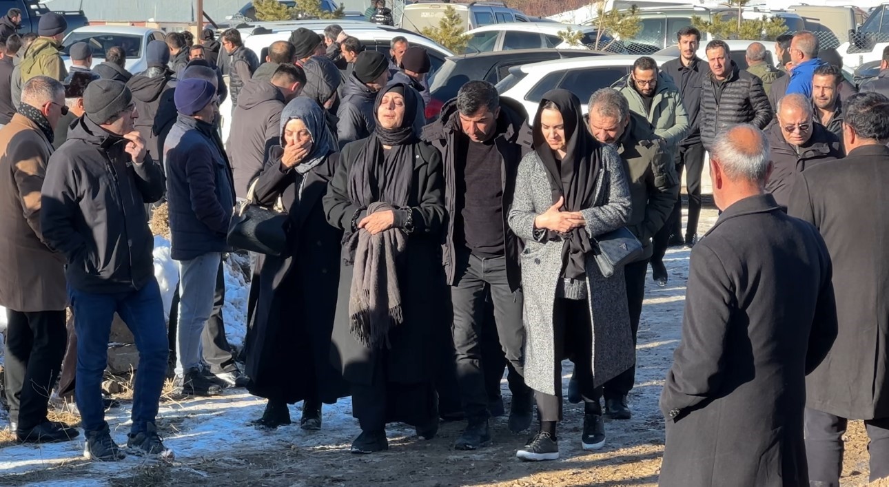 Pompalı tüfekle vurularak hayatını kaybeden genç gözyaşları arasında toprağa verildi
