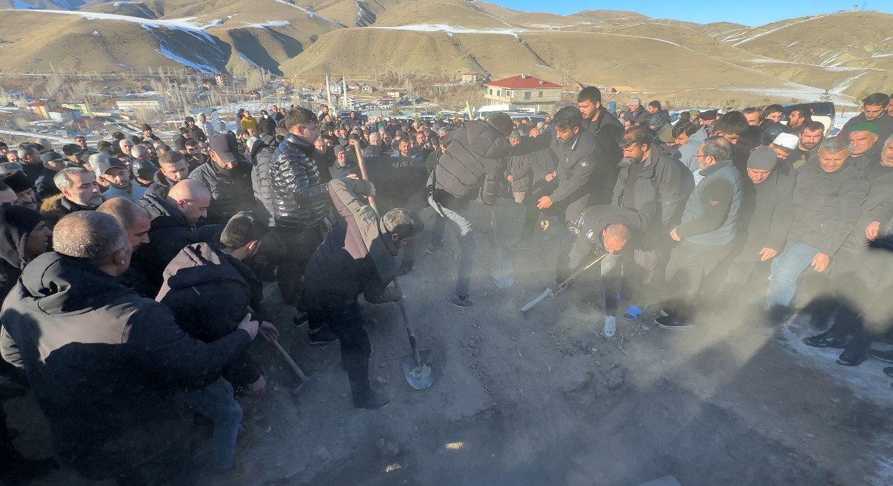 Pompalı tüfekle vurularak hayatını kaybeden genç gözyaşları arasında toprağa verildi
