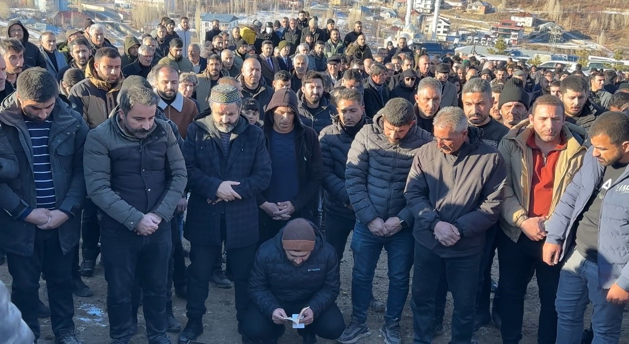 Pompalı tüfekle vurularak hayatını kaybeden genç gözyaşları arasında toprağa verildi
