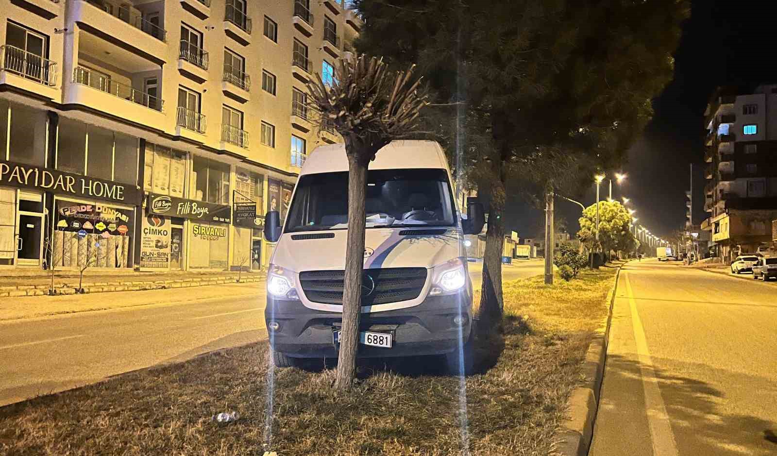 El freni tam çekilmeyen servis aracı refüje çıkarak durabildi
