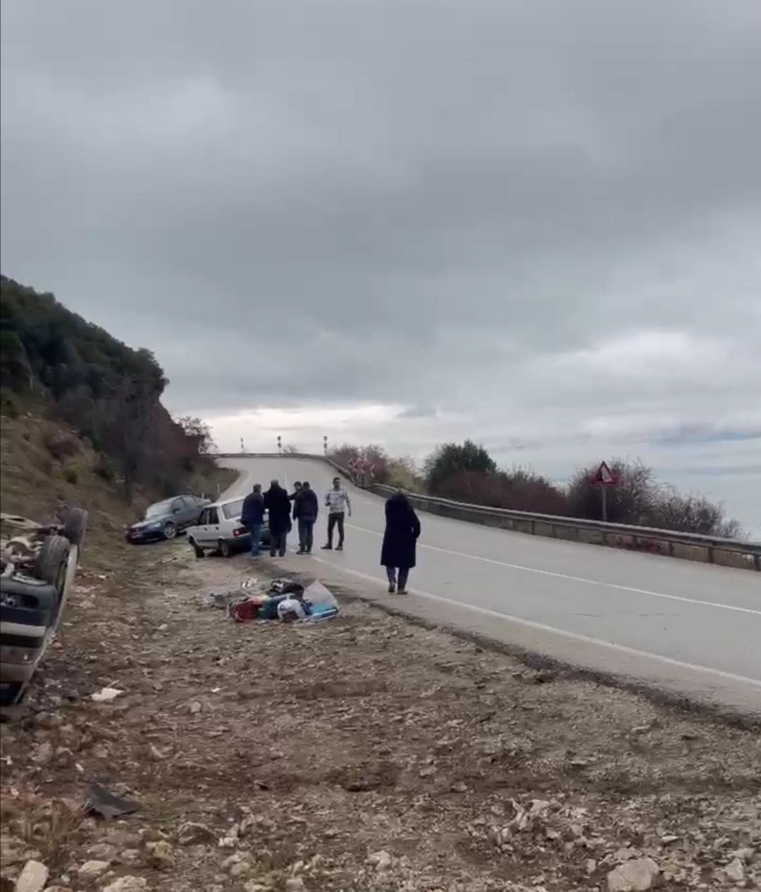 Kayganlaşan yolda kazalar peş peşe geldi, takla atan otomobildeki yolcu olayı gülerek anlattı
