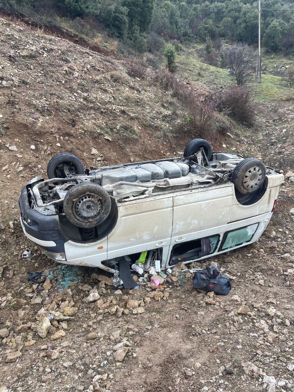 Kayganlaşan yolda kazalar peş peşe geldi, takla atan otomobildeki yolcu olayı gülerek anlattı
