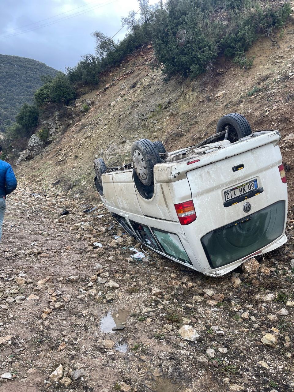 Kayganlaşan yolda kazalar peş peşe geldi, takla atan otomobildeki yolcu olayı gülerek anlattı
