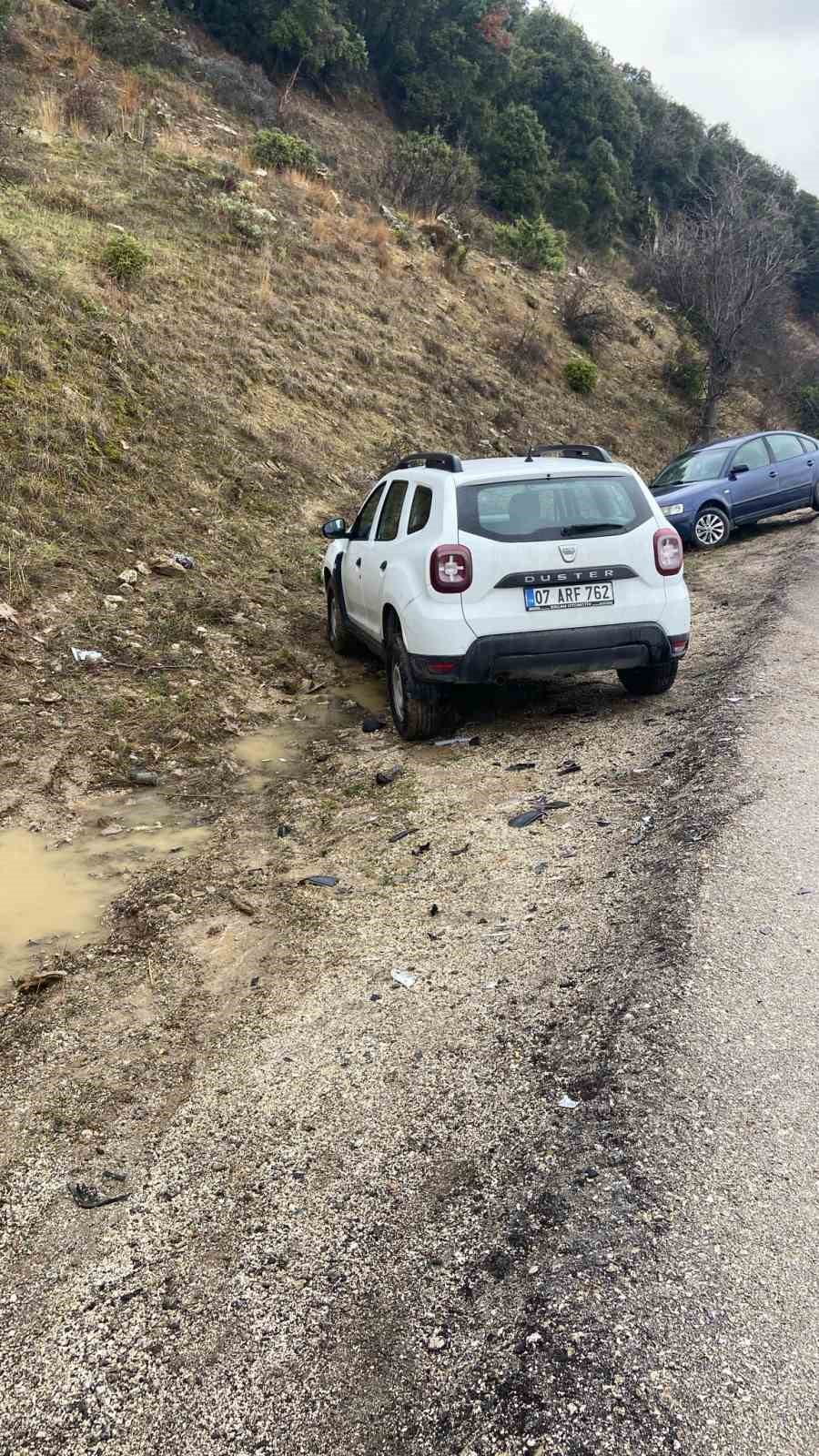 Kayganlaşan yolda kazalar peş peşe geldi, takla atan otomobildeki yolcu olayı gülerek anlattı
