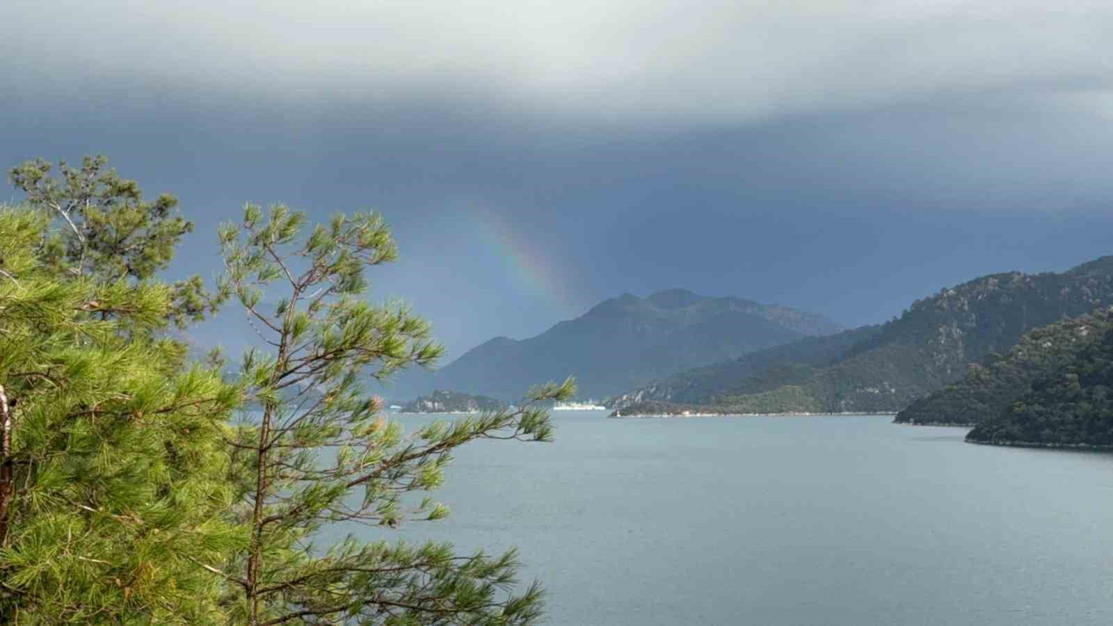 Marmaris’te yağışla birlikte oluşan gökkuşağı mest etti
