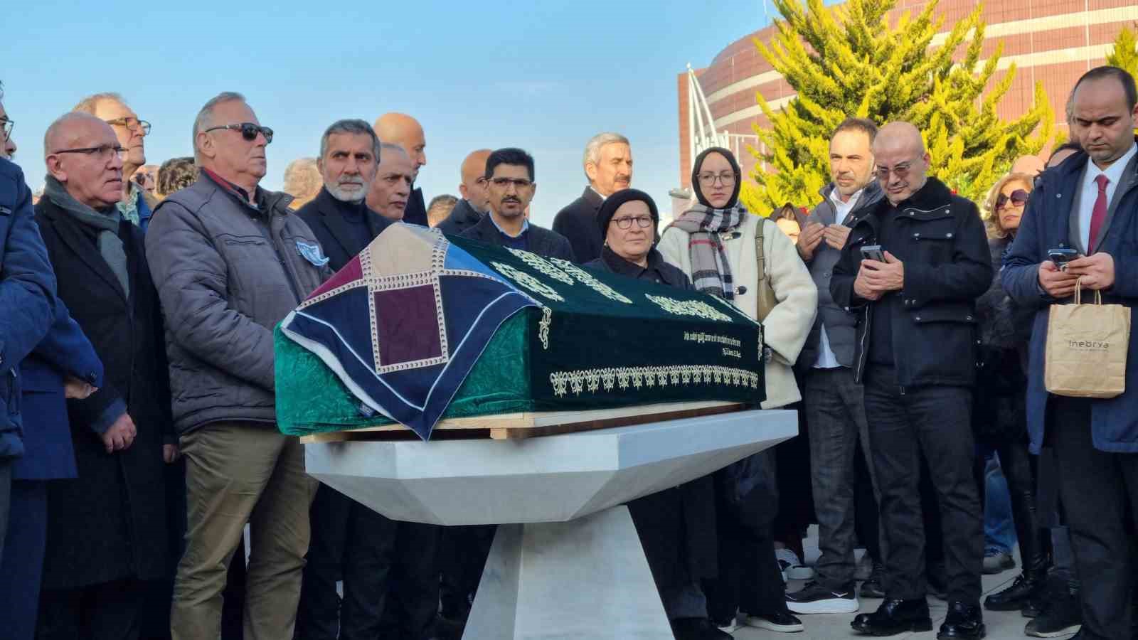 Bolu’daki otel yangınında hayatını kaybeden Nedim Türkmen ve ailesi için cenaze töreni düzenlendi
