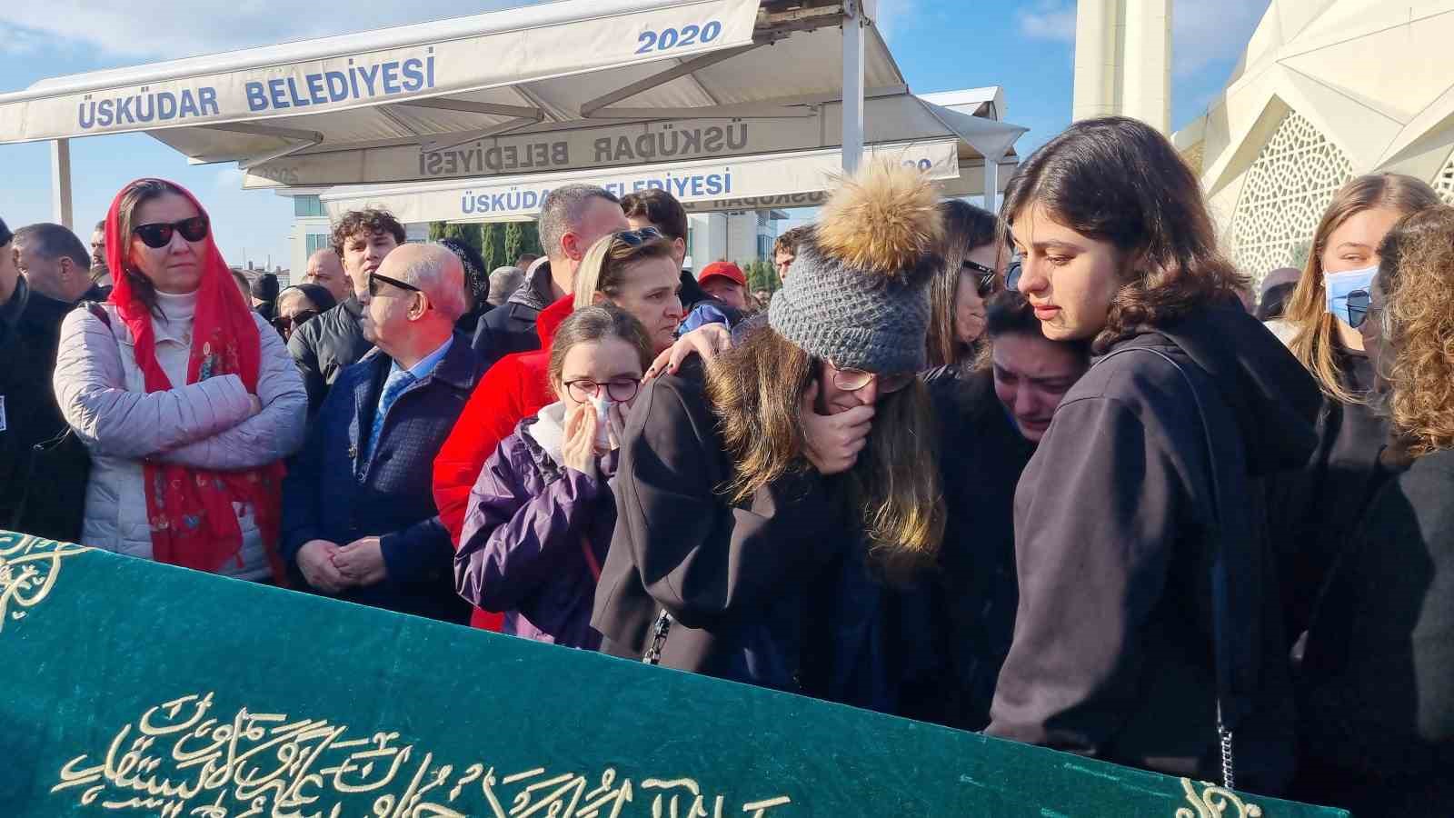 Bolu’daki otel yangınında hayatını kaybeden Nedim Türkmen ve ailesi için cenaze töreni düzenlendi
