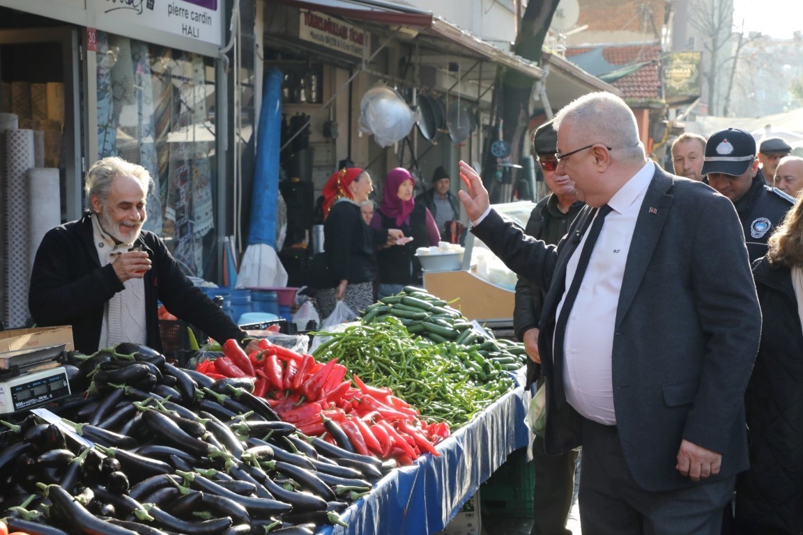 Başkan Ertaş Çarşamba Pazarında esnafı ziyaret etti
