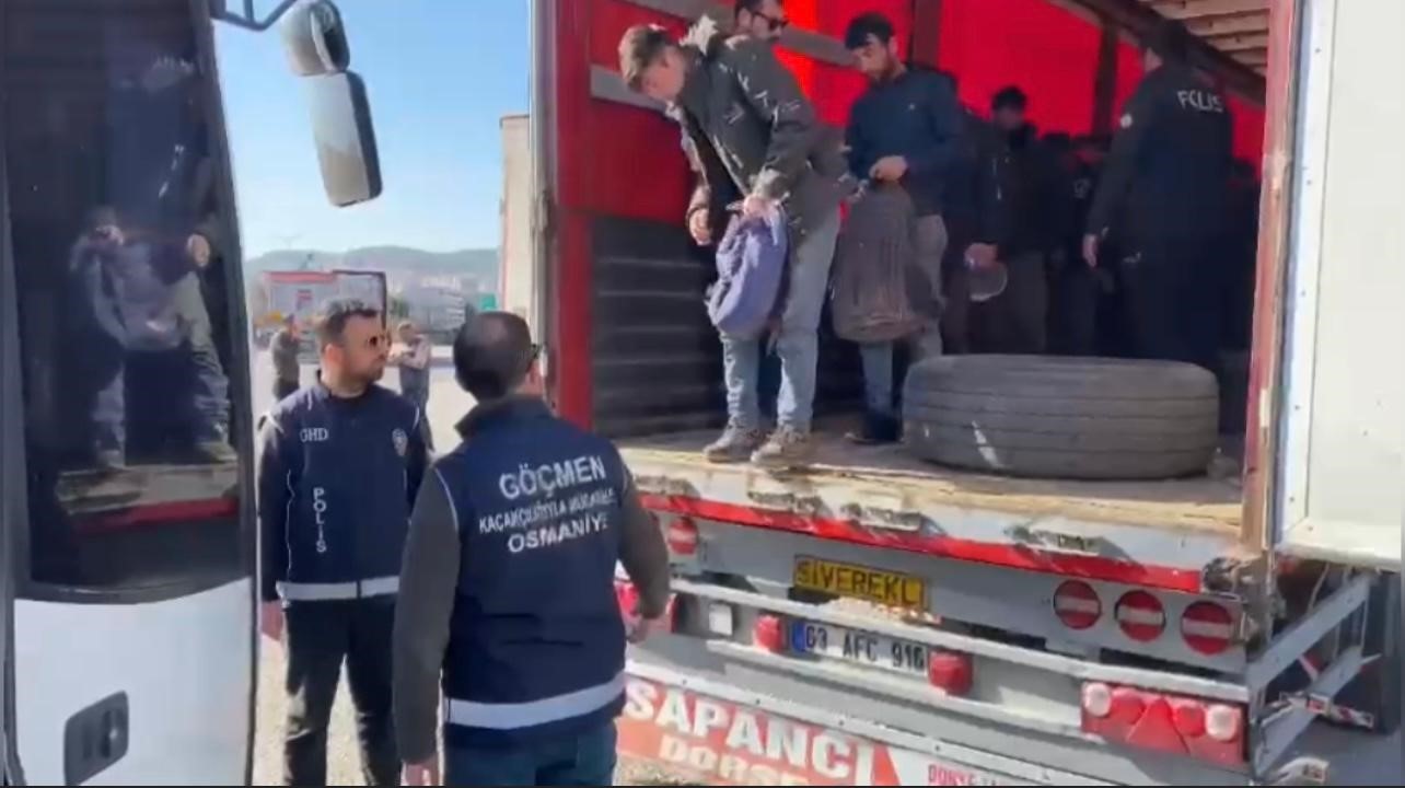 Osmaniye’de tırın dorsesinde 39 kaçak göçmen yakalandı
