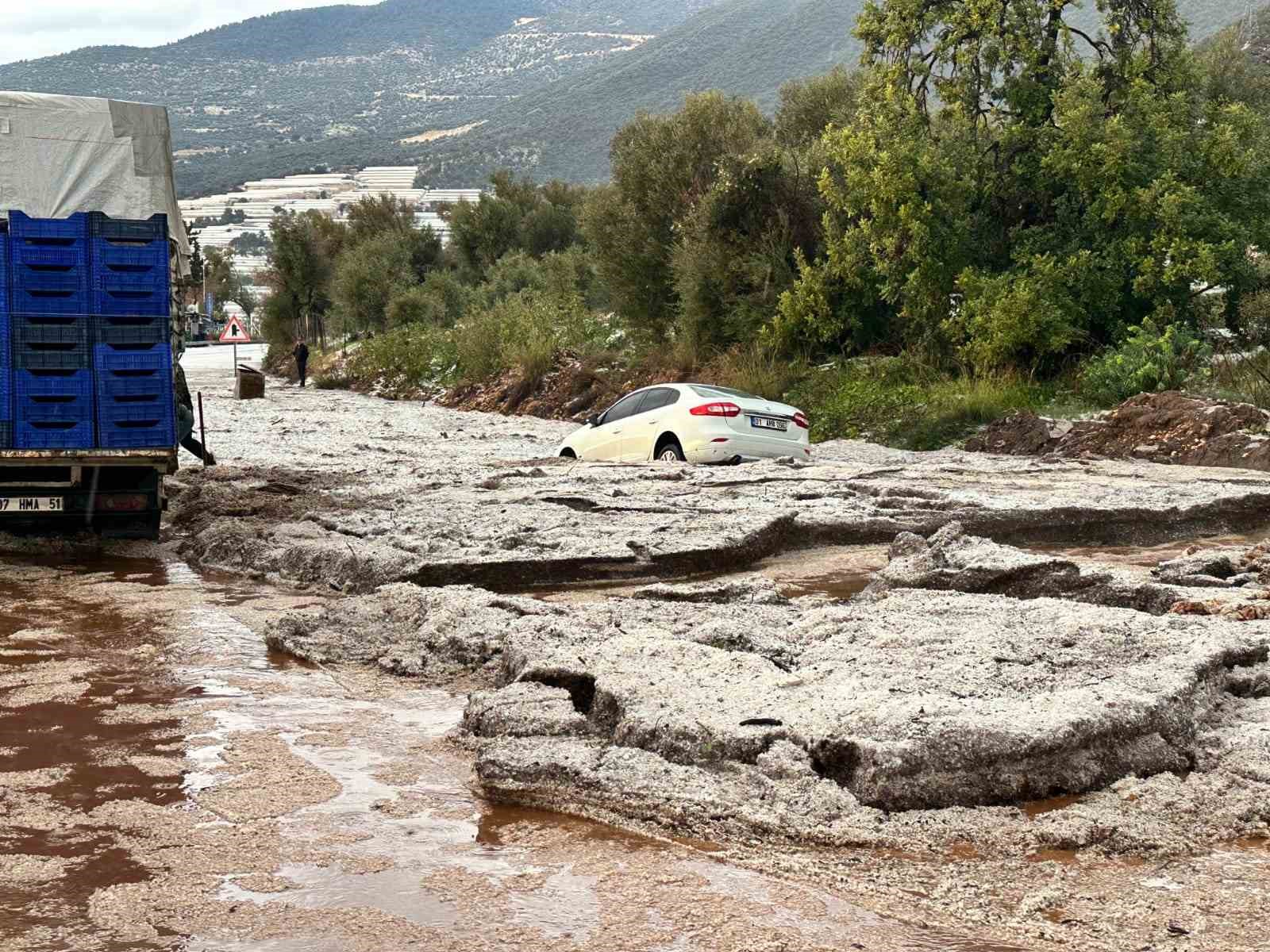 Körfez çamur rengine döndü, dolu yağışı seralara zarar verdi
