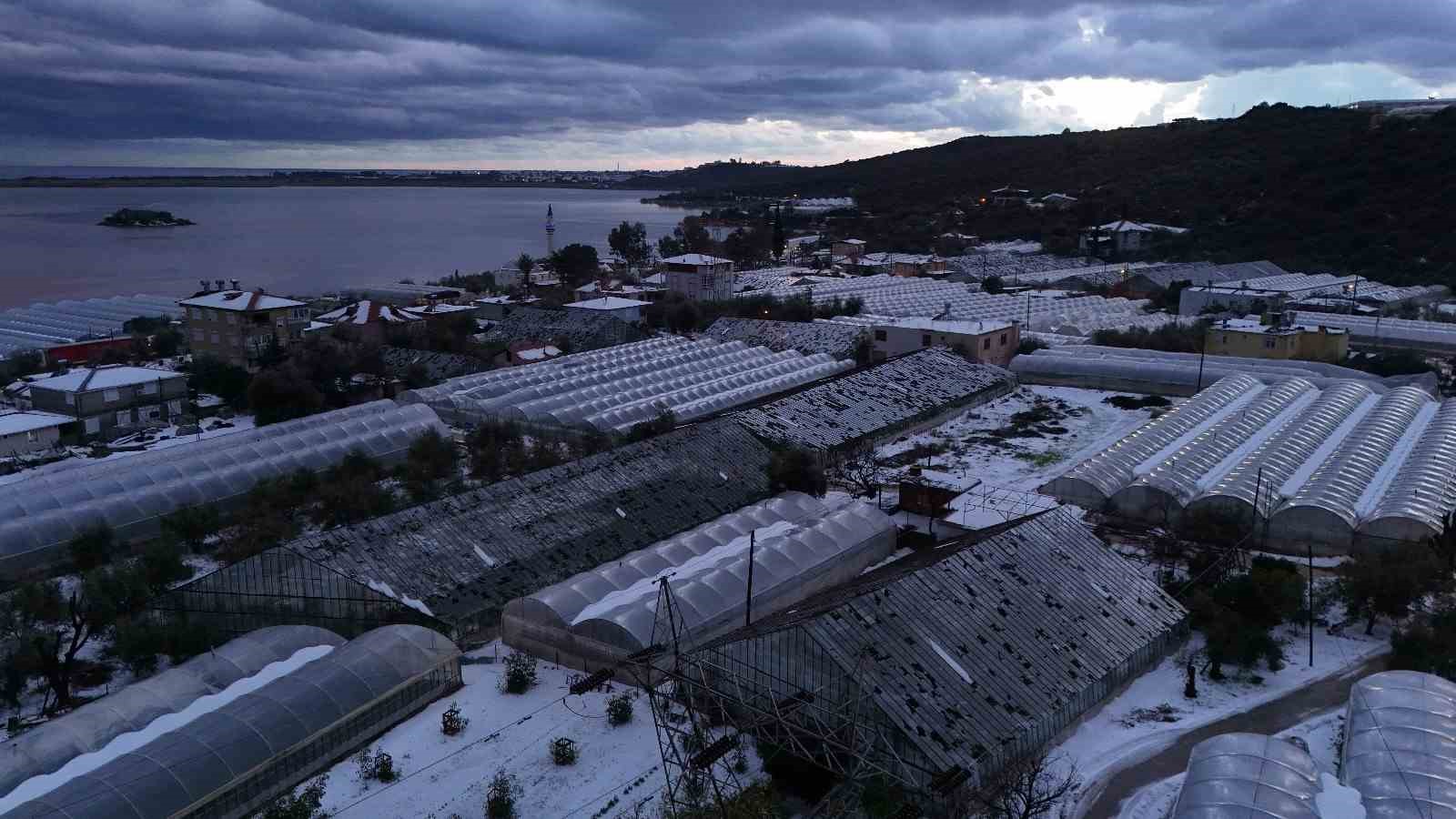 Körfez çamur rengine döndü, dolu yağışı seralara zarar verdi
