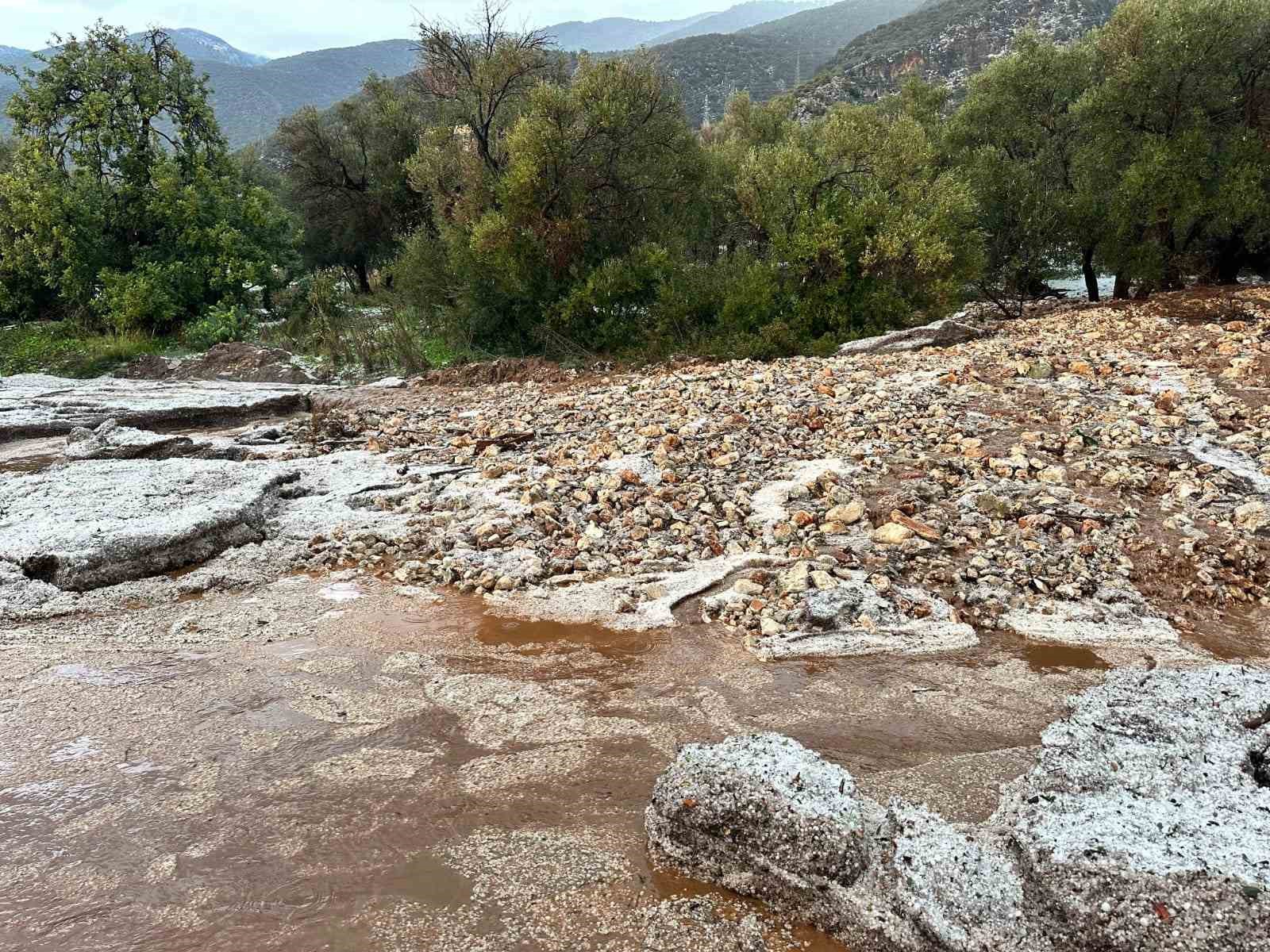 Körfez çamur rengine döndü, dolu yağışı seralara zarar verdi
