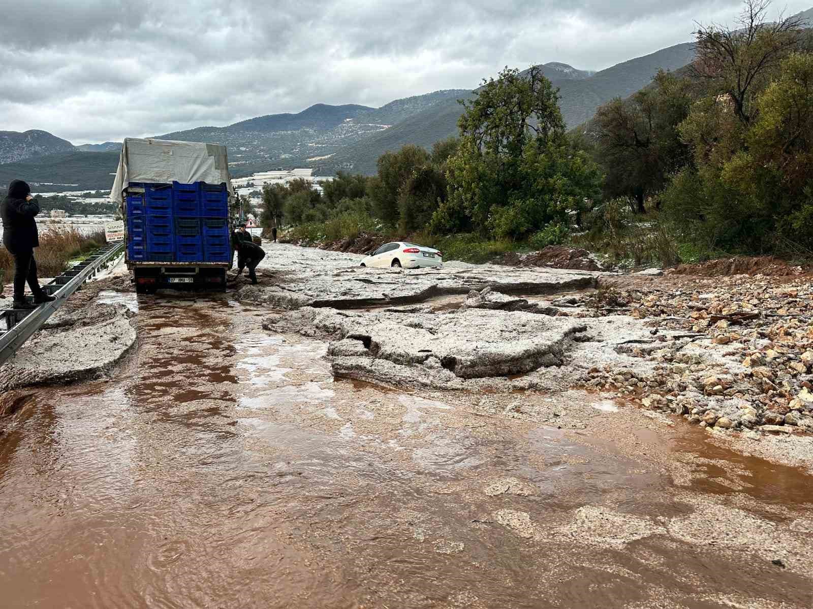 Körfez çamur rengine döndü, dolu yağışı seralara zarar verdi
