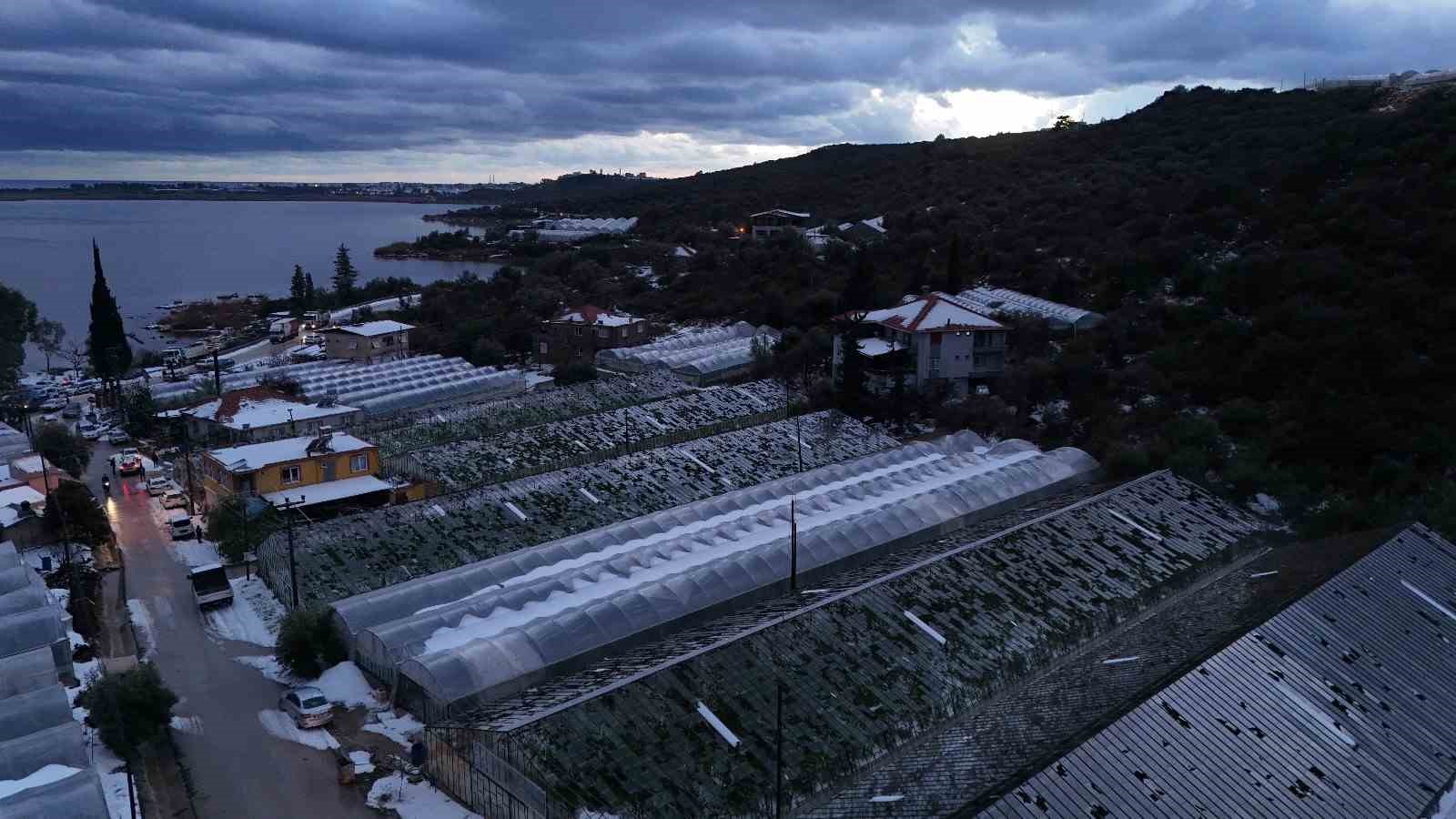 Körfez çamur rengine döndü, dolu yağışı seralara zarar verdi
