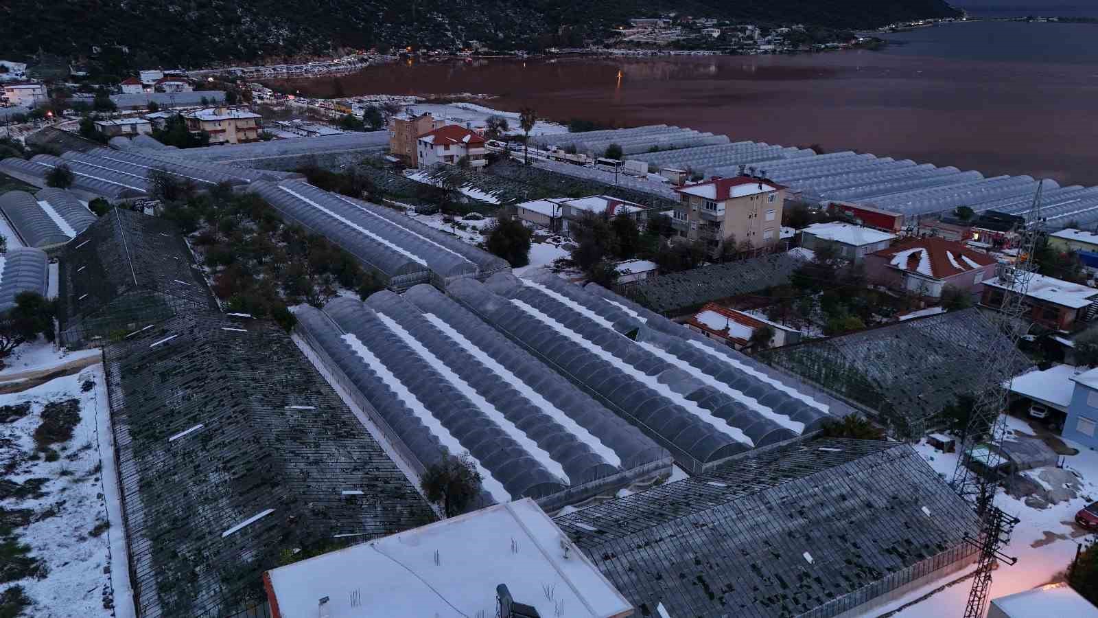 Körfez çamur rengine döndü, dolu yağışı seralara zarar verdi
