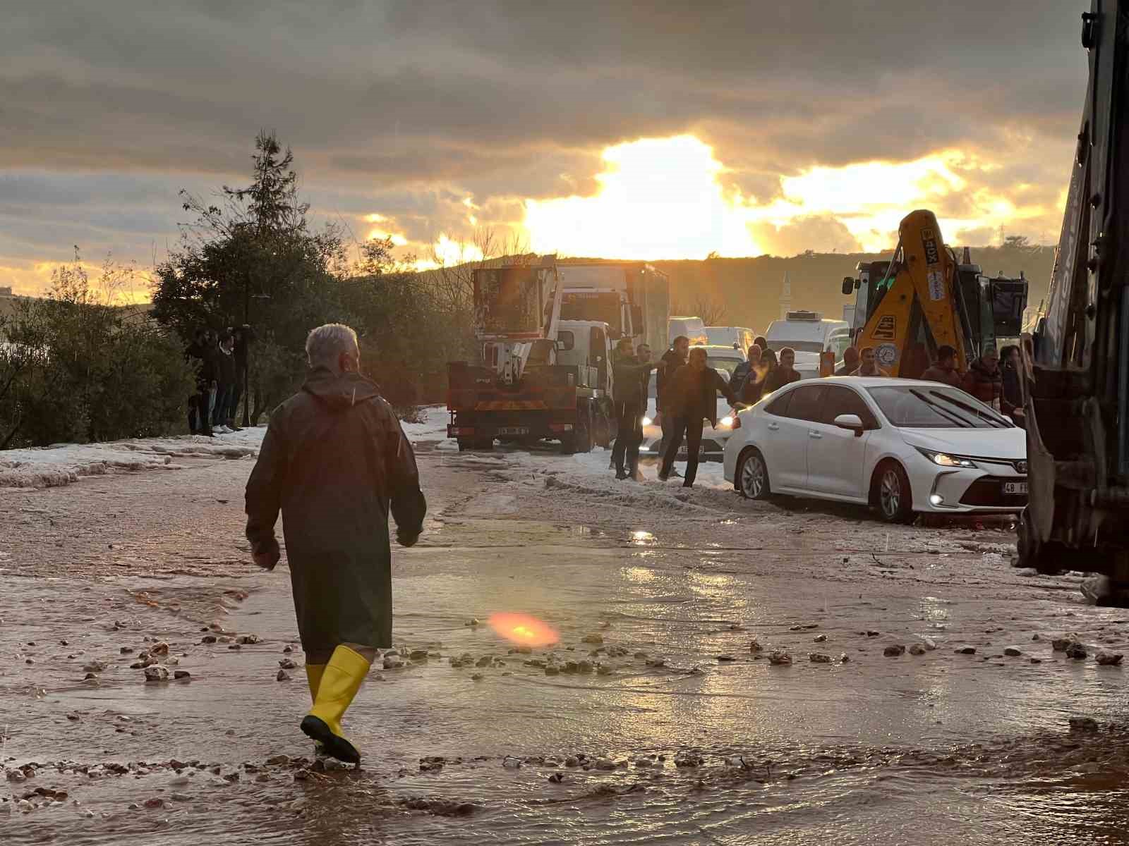 Körfez çamur rengine döndü, dolu yağışı seralara zarar verdi
