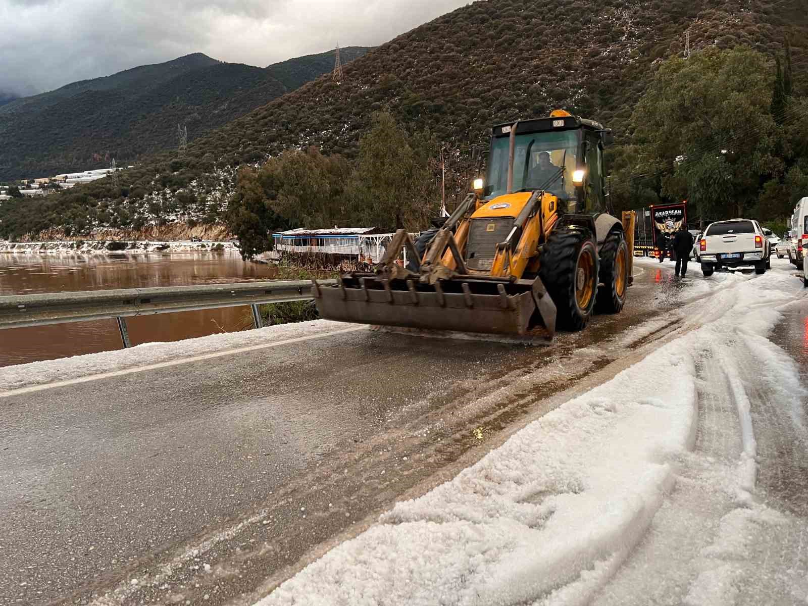 Körfez çamur rengine döndü, dolu yağışı seralara zarar verdi
