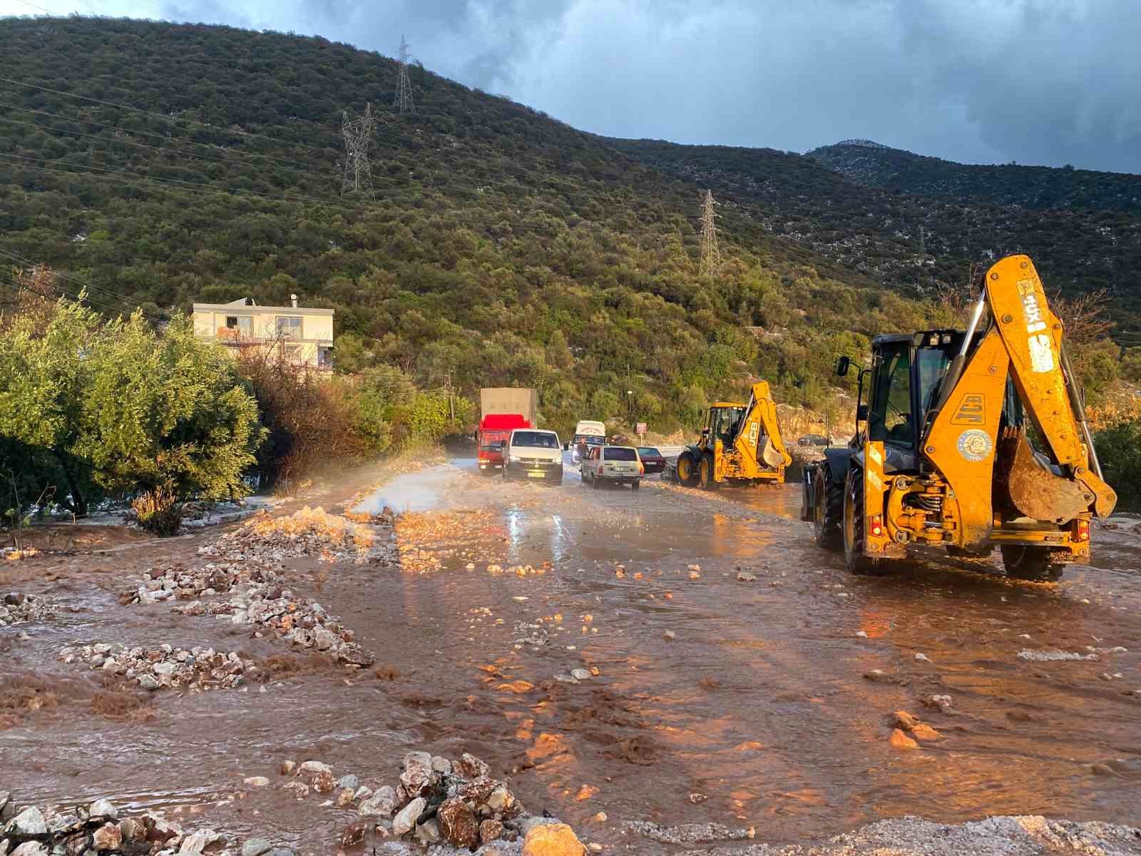 Körfez çamur rengine döndü, dolu yağışı seralara zarar verdi
