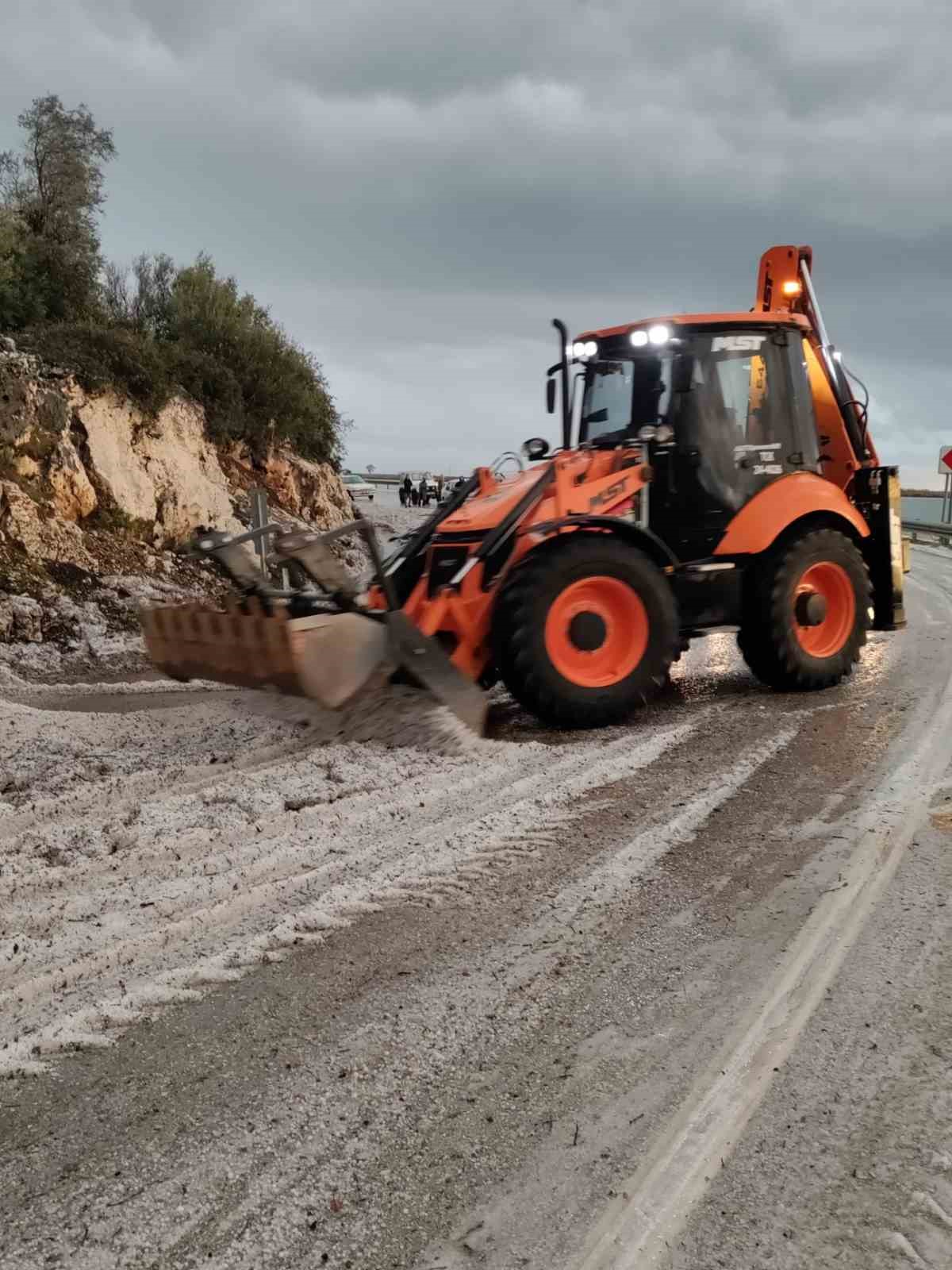 Körfez çamur rengine döndü, dolu yağışı seralara zarar verdi
