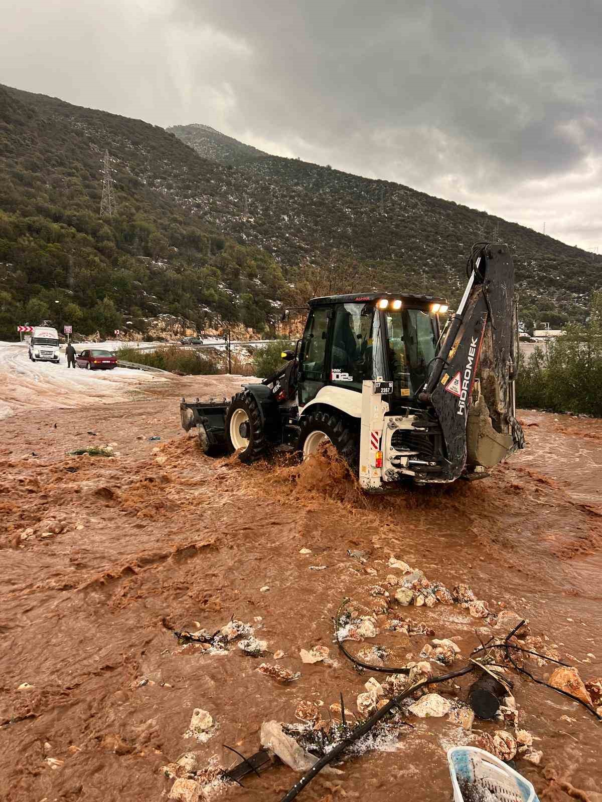 Körfez çamur rengine döndü, dolu yağışı seralara zarar verdi
