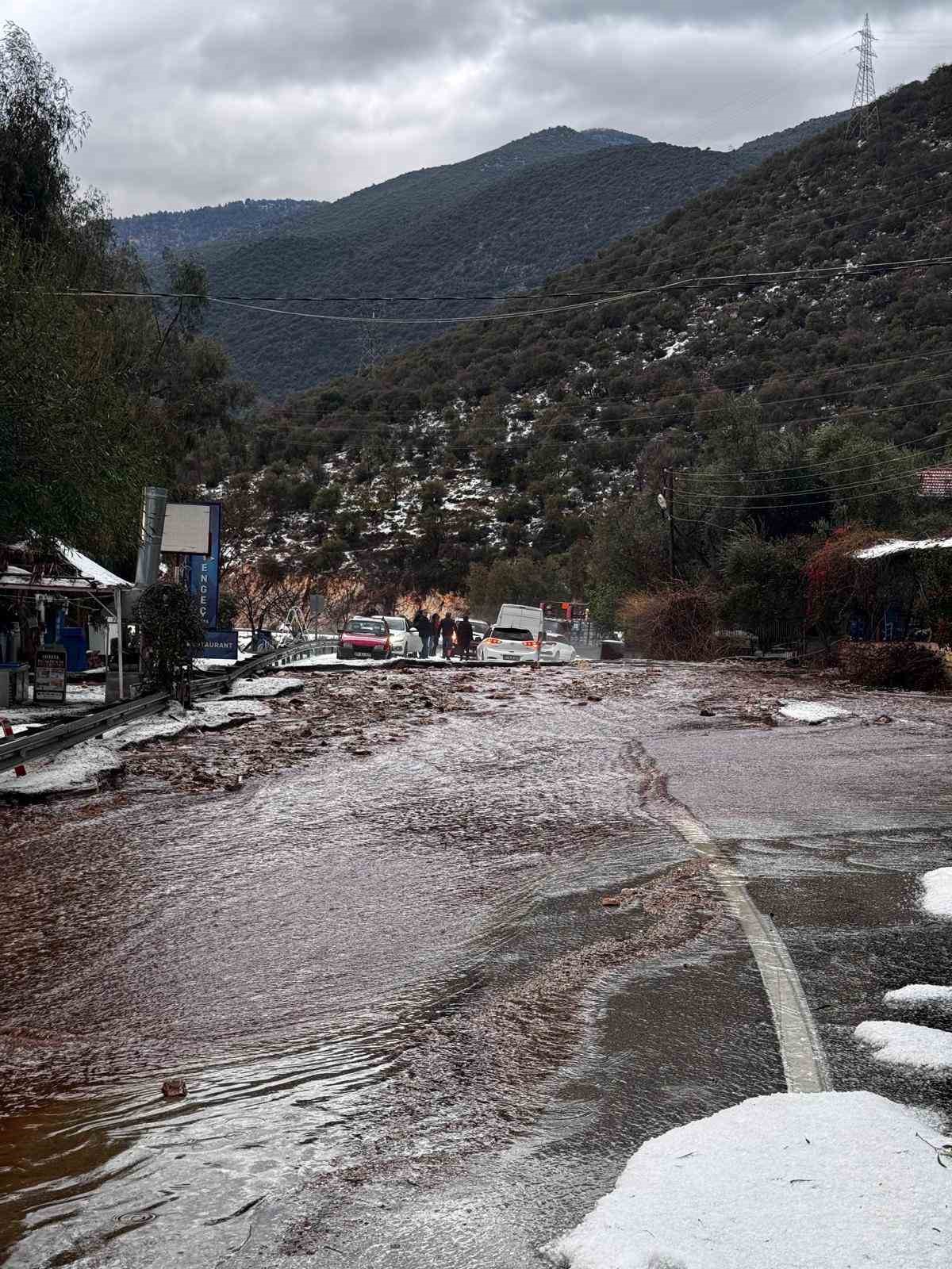 Körfez çamur rengine döndü, dolu yağışı seralara zarar verdi
