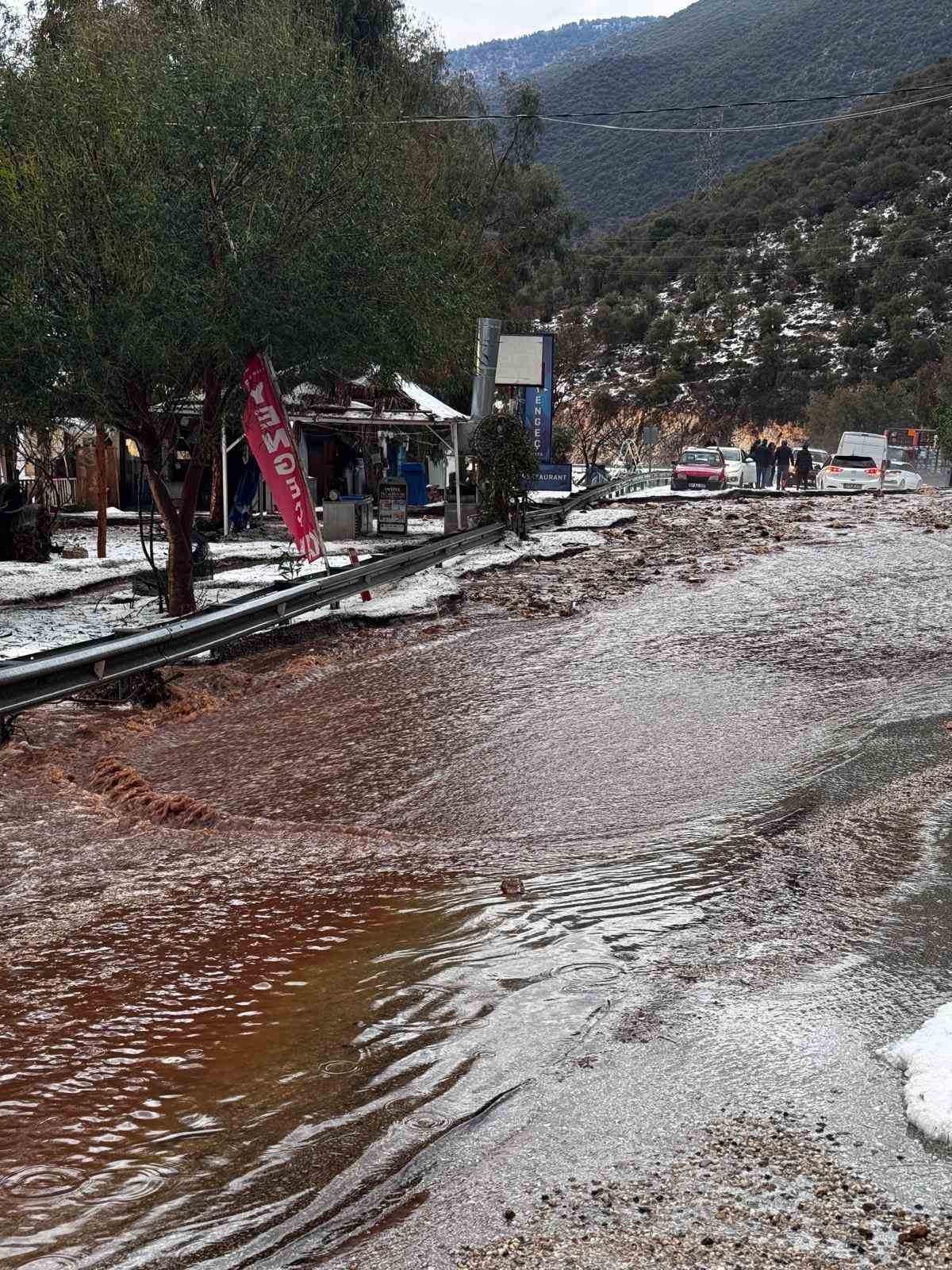 Körfez çamur rengine döndü, dolu yağışı seralara zarar verdi
