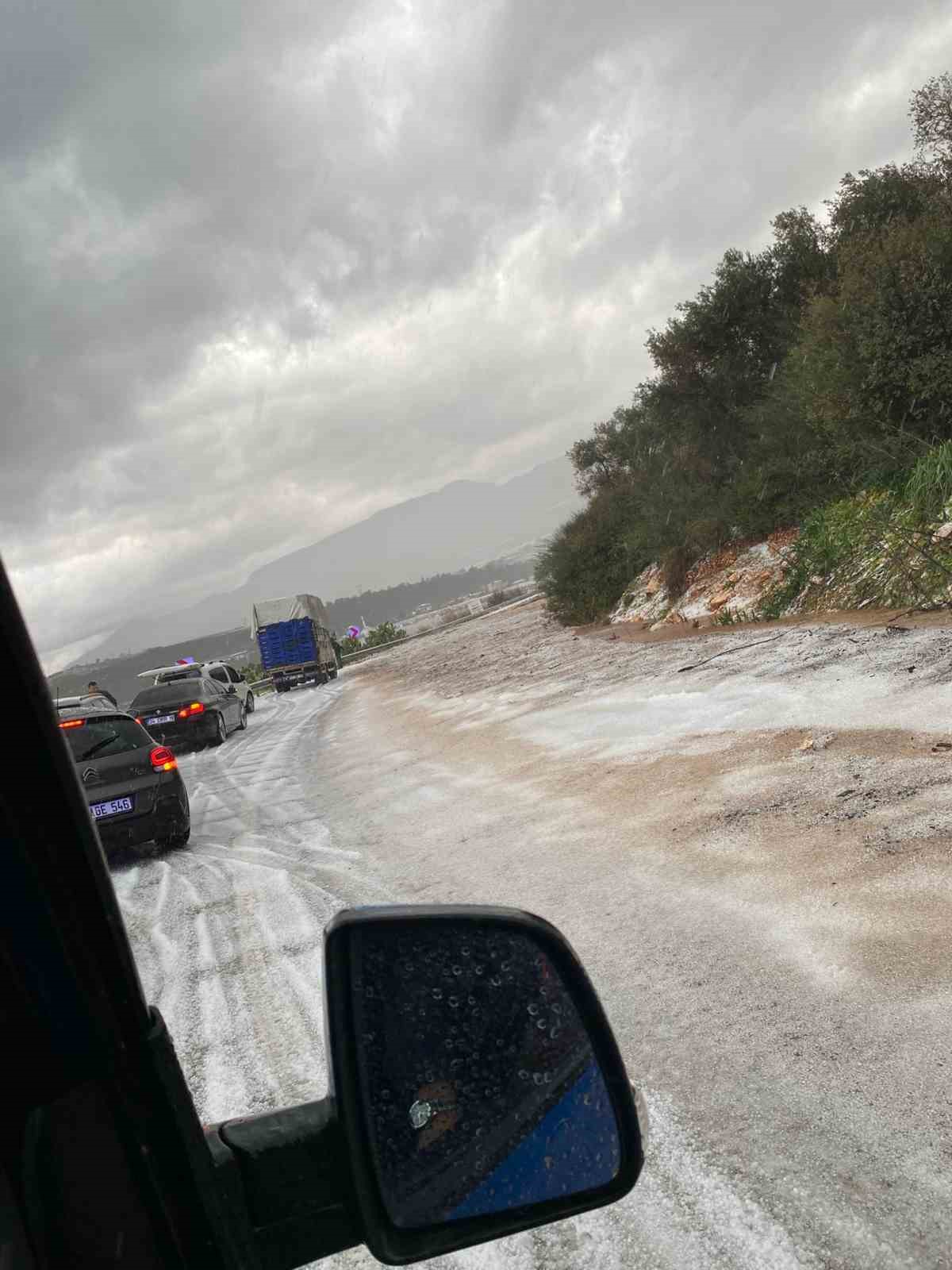 Körfez çamur rengine döndü, dolu yağışı seralara zarar verdi
