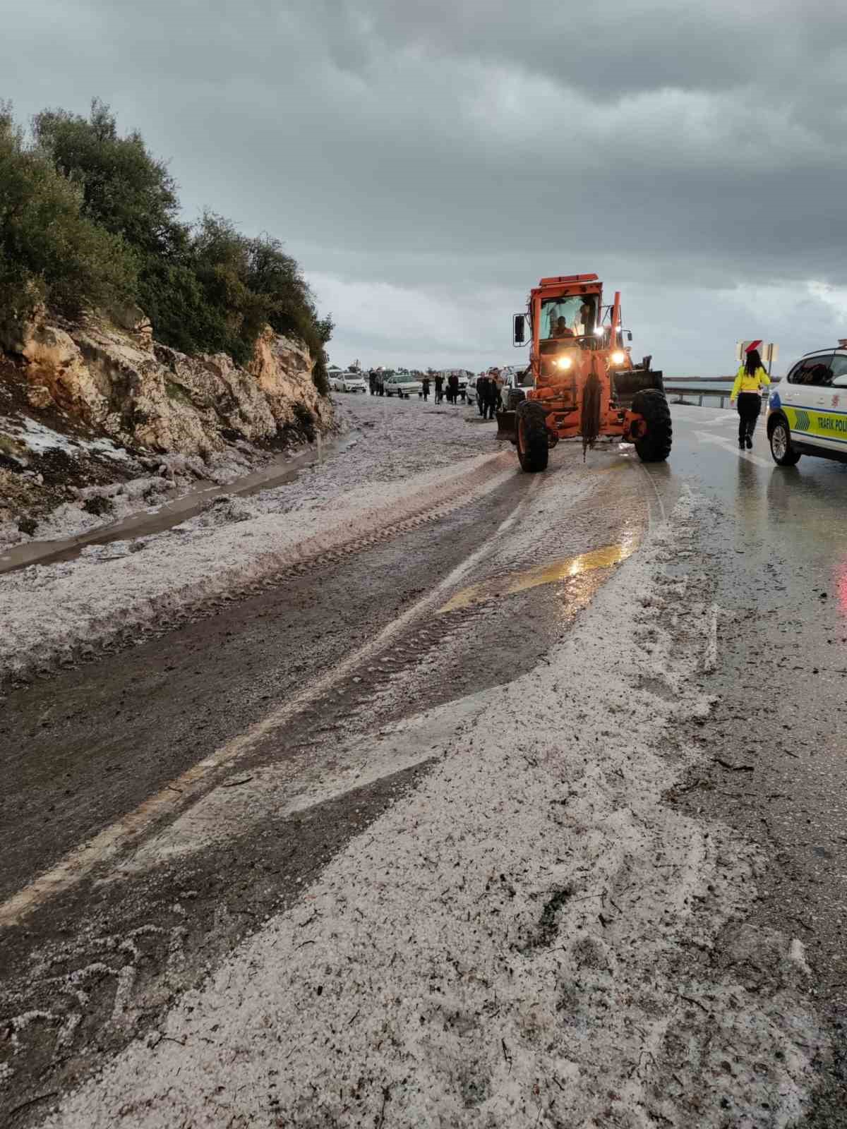 Körfez çamur rengine döndü, dolu yağışı seralara zarar verdi
