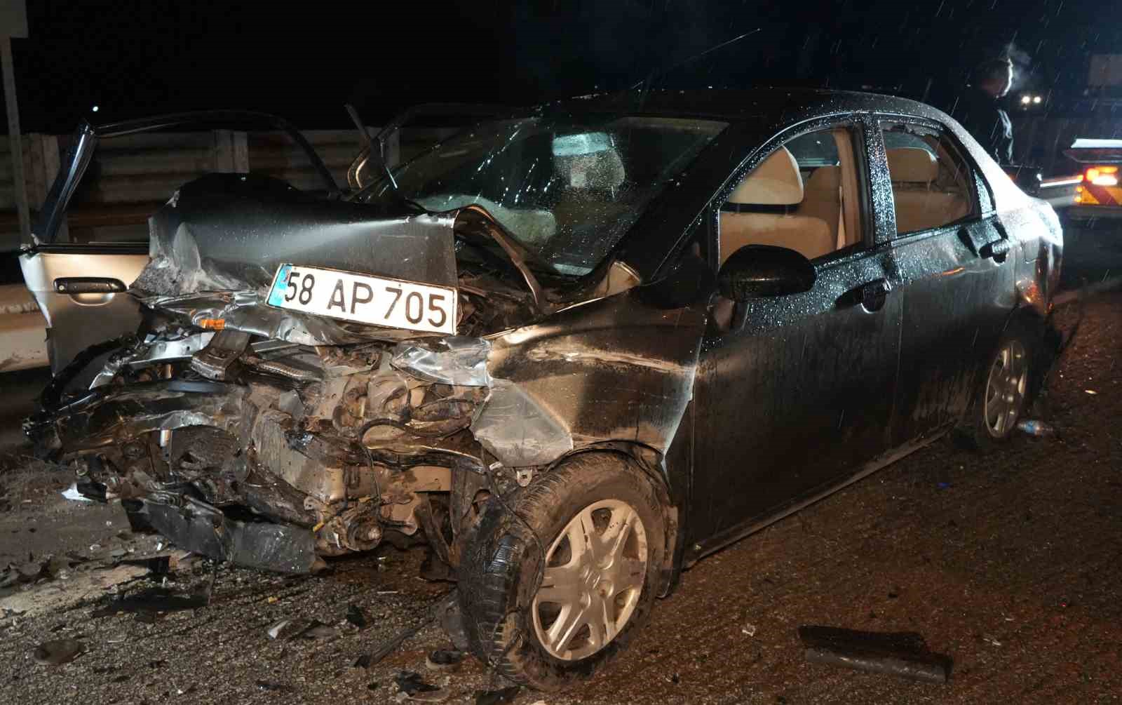 Kaza üstüne kaza... Yaralılara müdahale eden 2 sağlıkçıya araç çarptı: 10 yaralı
