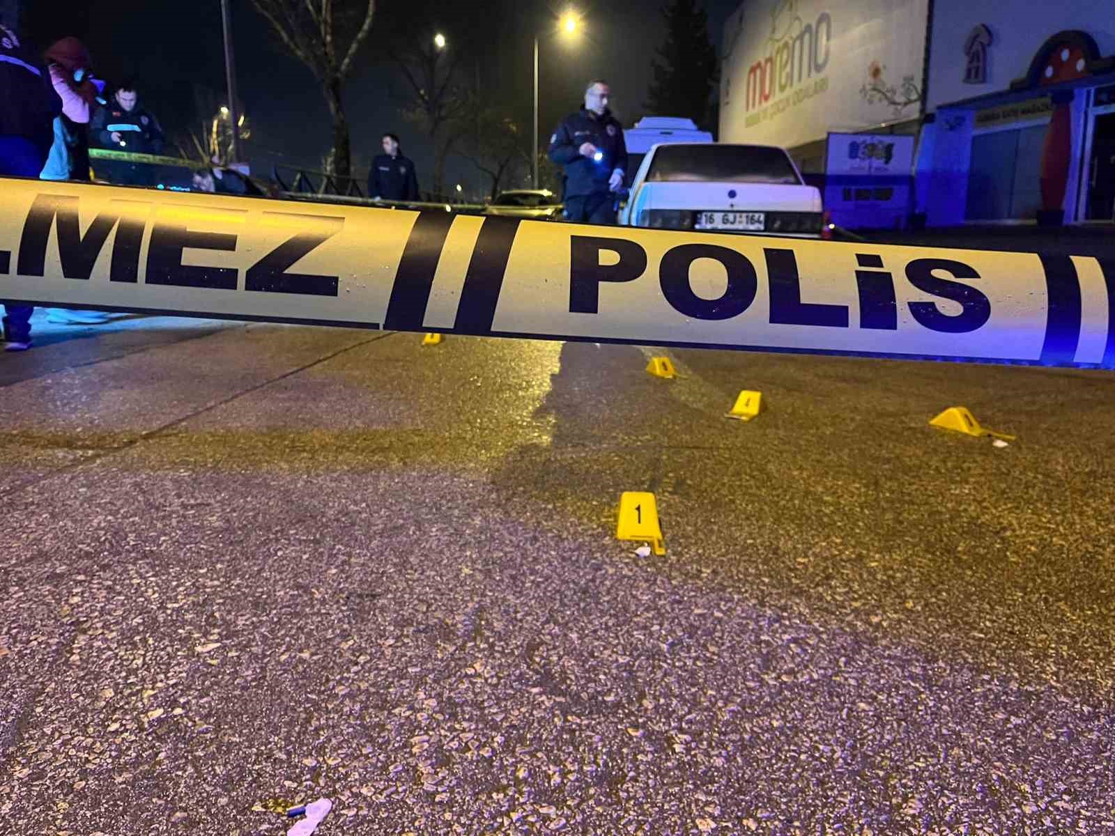 Kasklı motosikletli, 3 kişiye 11 el ateş açarak kayıplara karıştı: 2’si ağır, 3 yaralı
