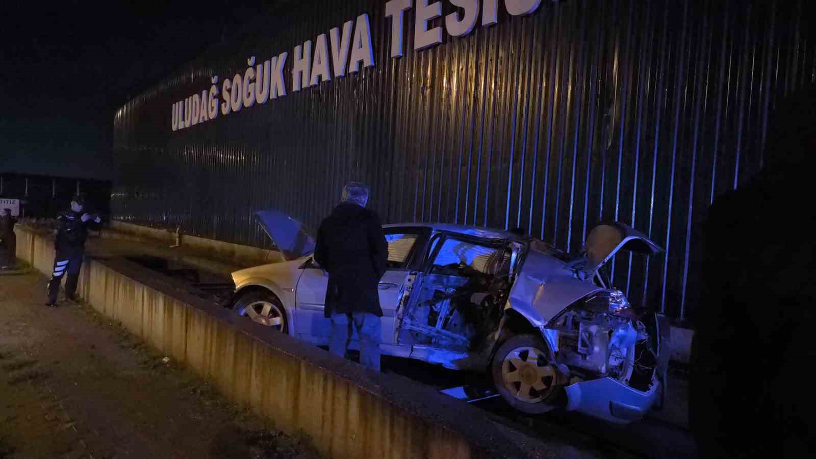 Bıçaklı kavga sonrası olay yerinden kaçan şüpheliler kaza yaptı: 1 ölü, 2 yaralı
