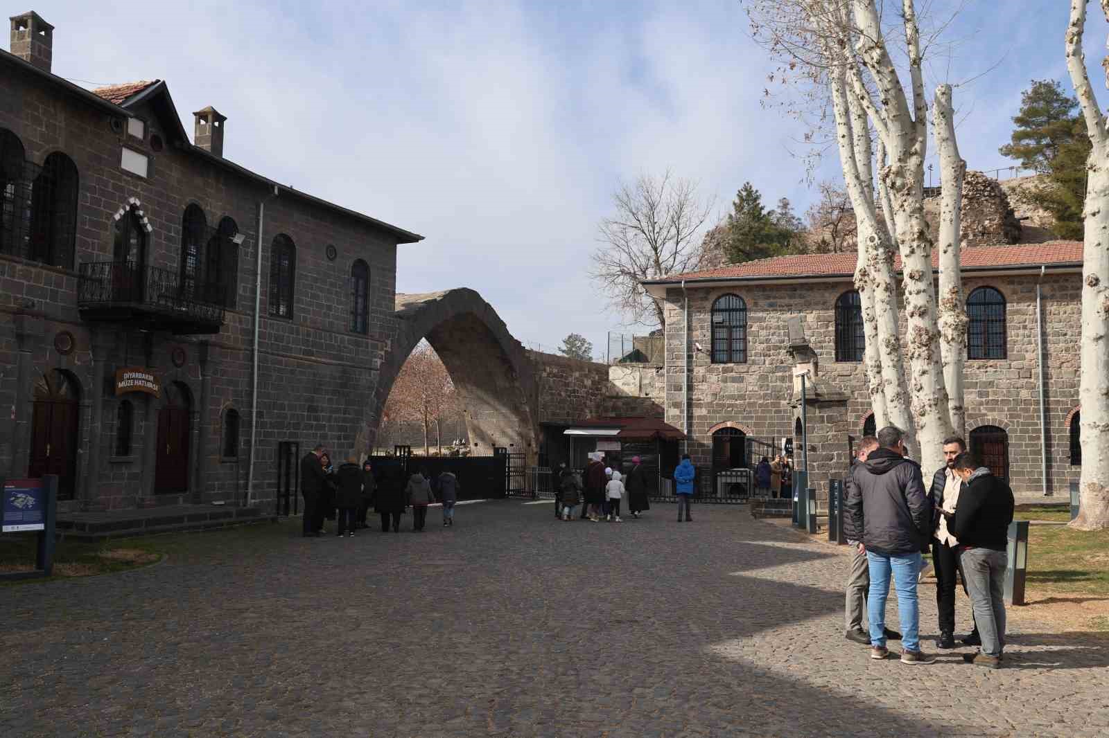 Diyarbakır Müzesi’nde öğüt veren ayna
