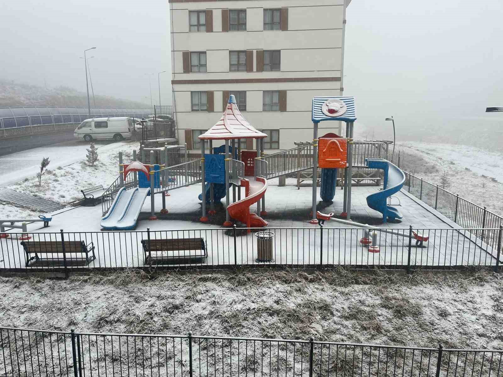 Kayseri’de kar yağışı ve sis etkili oldu
