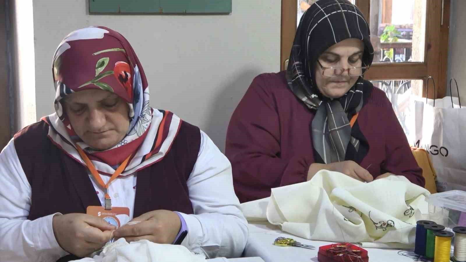 Babaanne, anneanne oldular ama yine de öğrenmekten vazgeçmiyorlar
