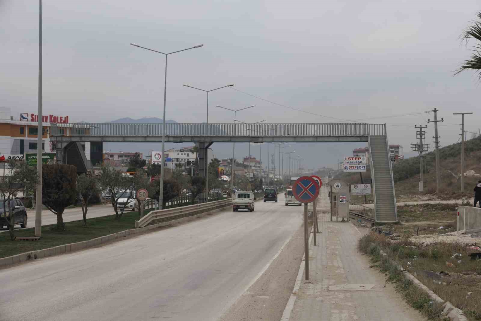 Hafriyat kamyonunun çarptığı yaşlı adam metrelerce savruldu: O anlar kamerada
