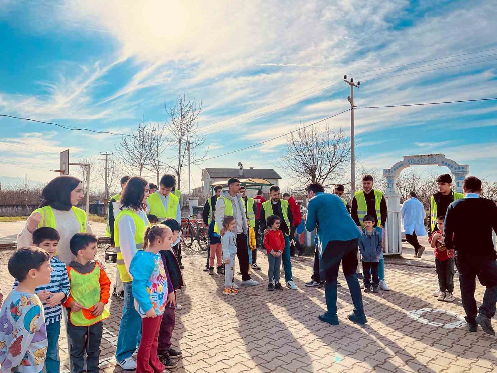 El ele verip ilkokulun duvarlarını boyadılar
