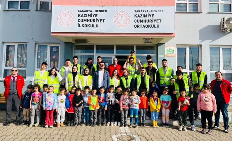 El ele verip ilkokulun duvarlarını boyadılar
