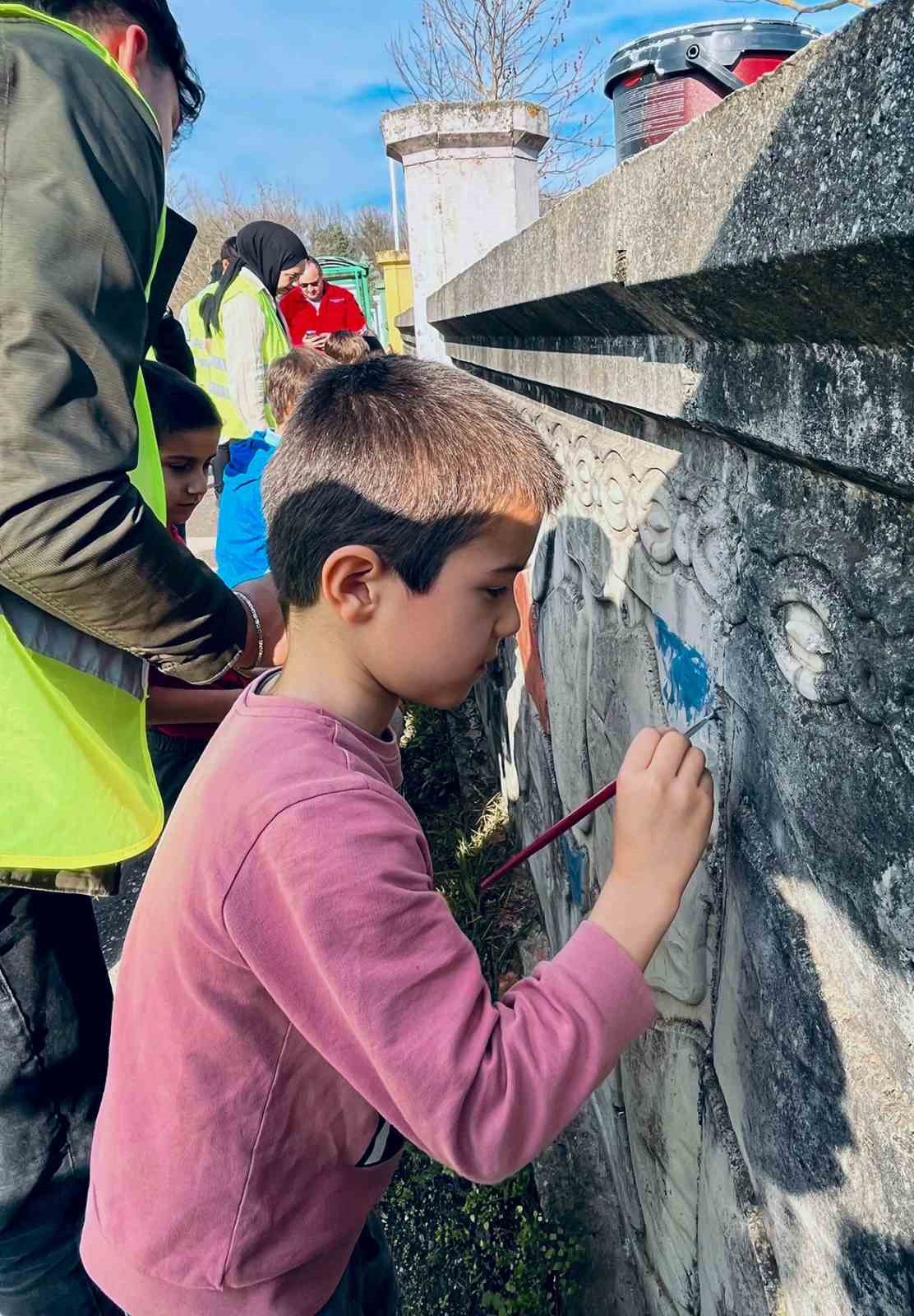 El ele verip ilkokulun duvarlarını boyadılar
