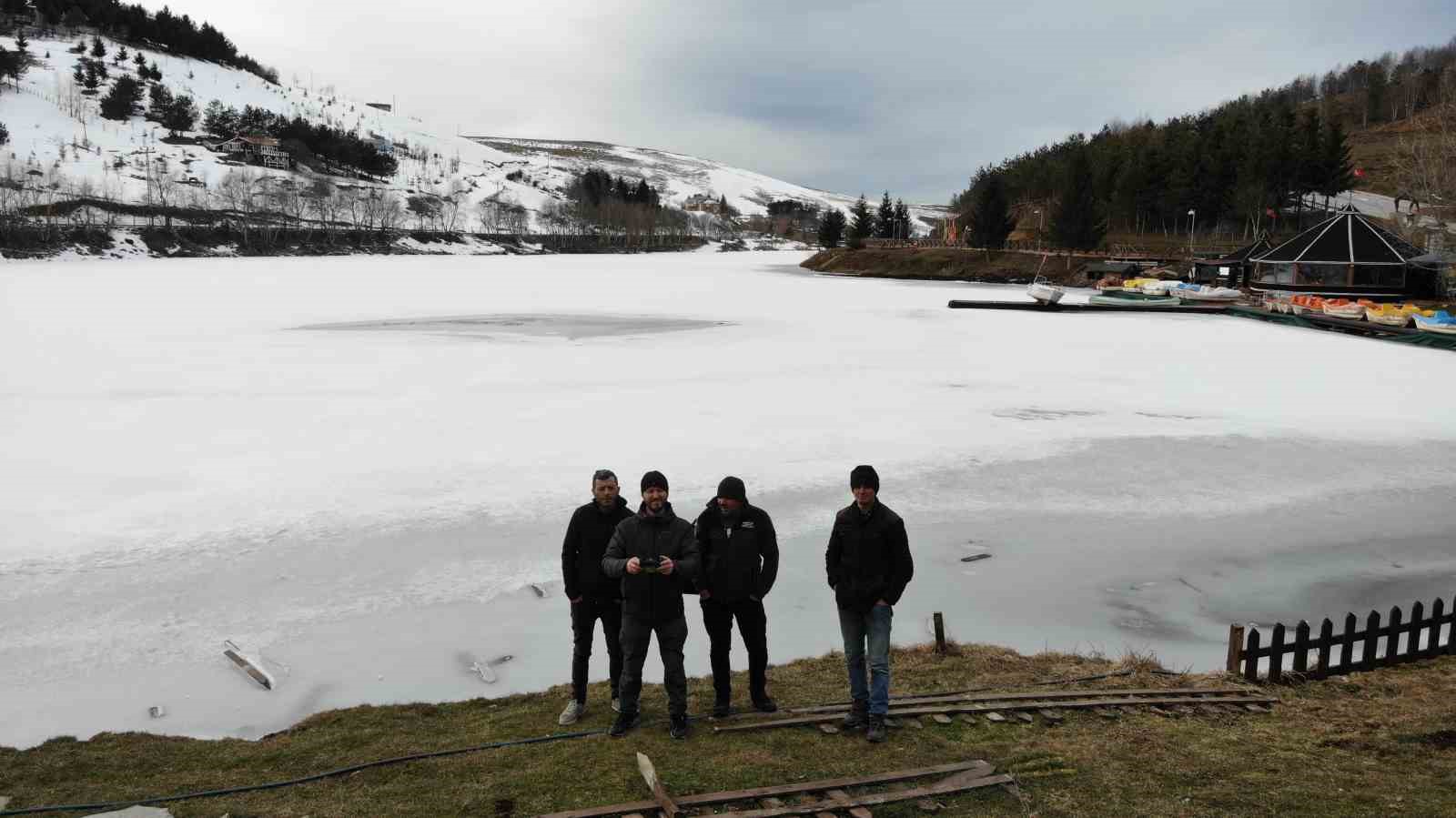 Donan göletin yüzeyinde yürüdüler
