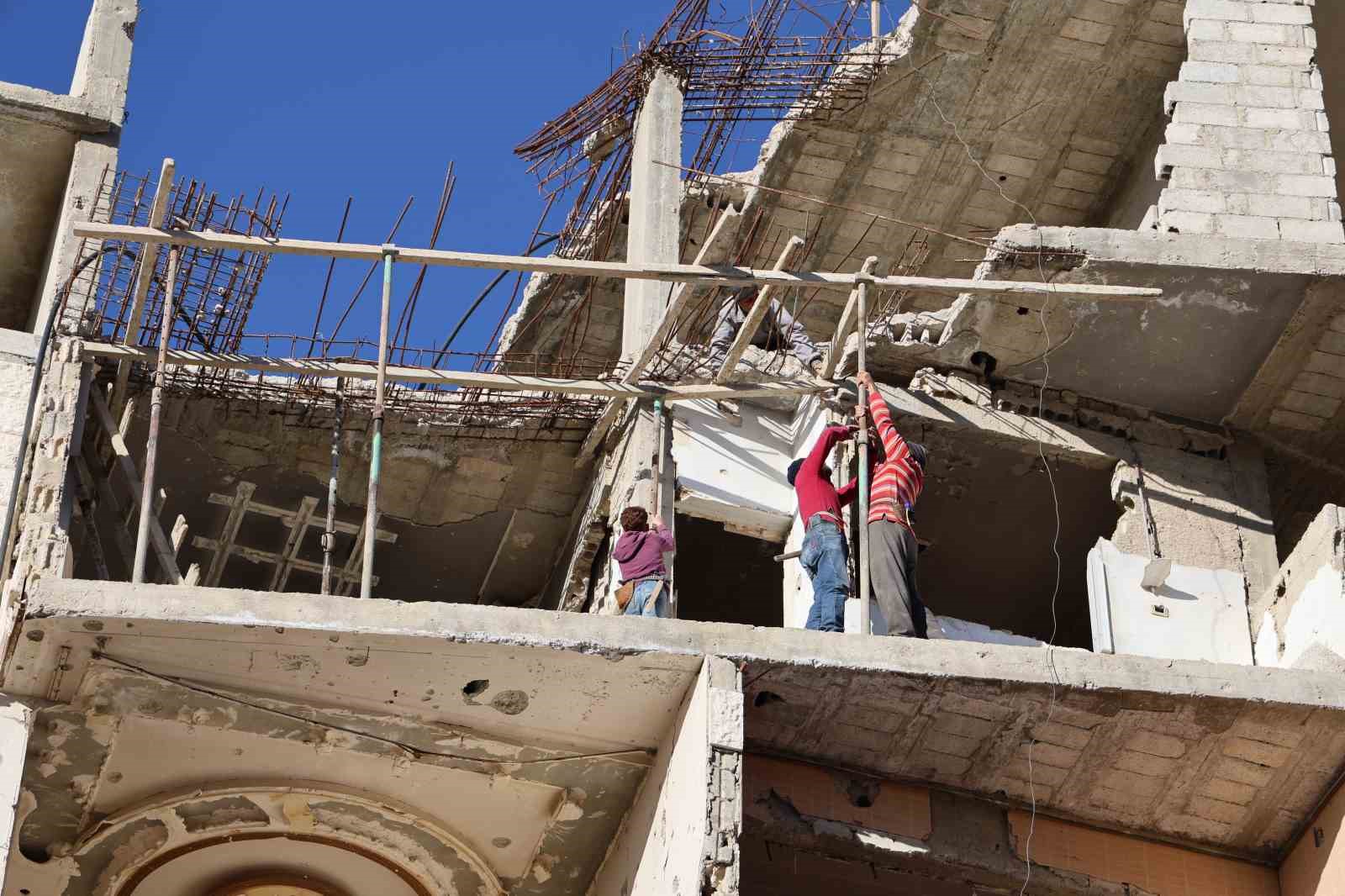 Suriye’de Esad rejiminin bombaladığı binalarda restorasyon çalışmaları başladı
