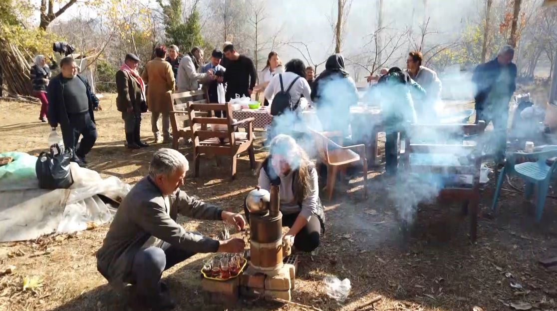 Emekli olduktan dağ taş gezip yabani meyve ağaçlarını aşılıyor
