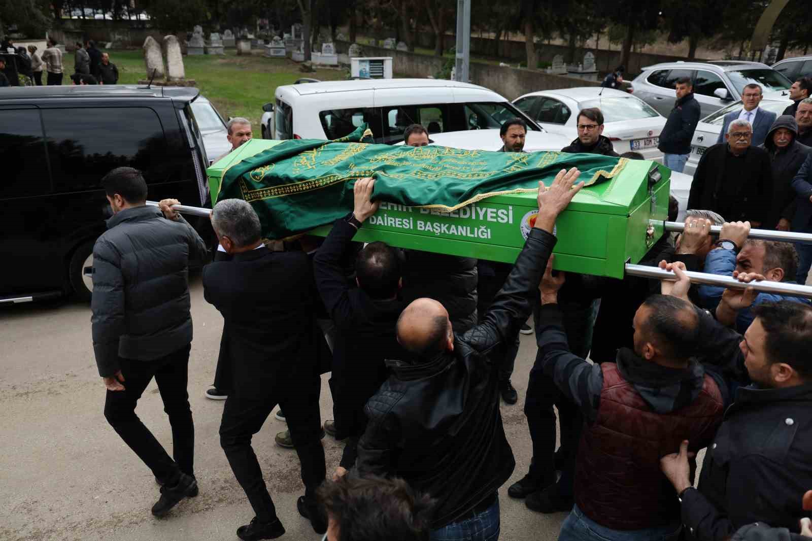 Bolu’daki otel yangınında ölen Adanalı Doğan ailesi yan yana toprağa verildi
