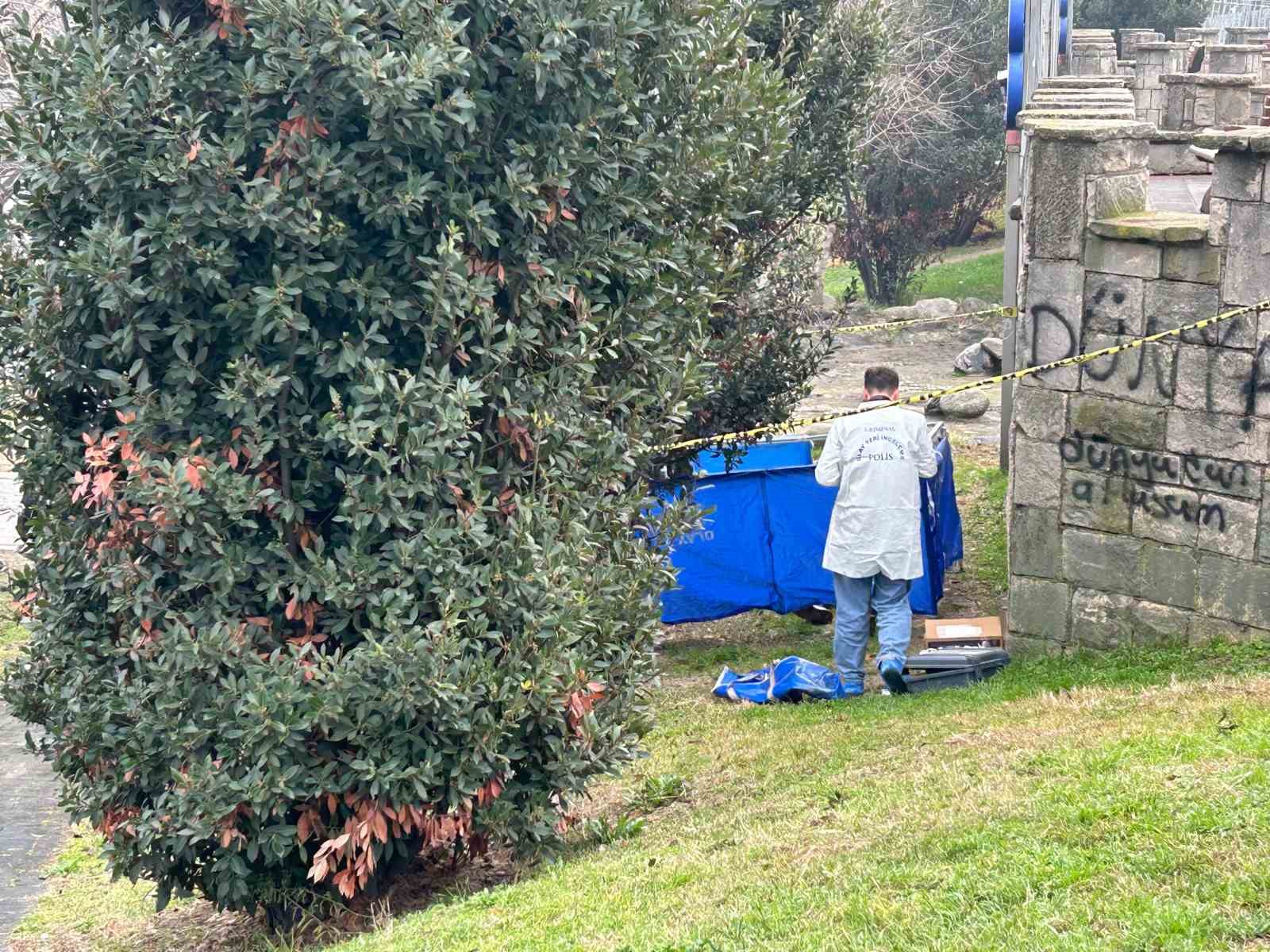 Bayrampaşa’da parkta intihar: Şahsın sanal kumarda para kaybettiği için kendini vurduğu iddia edildi
