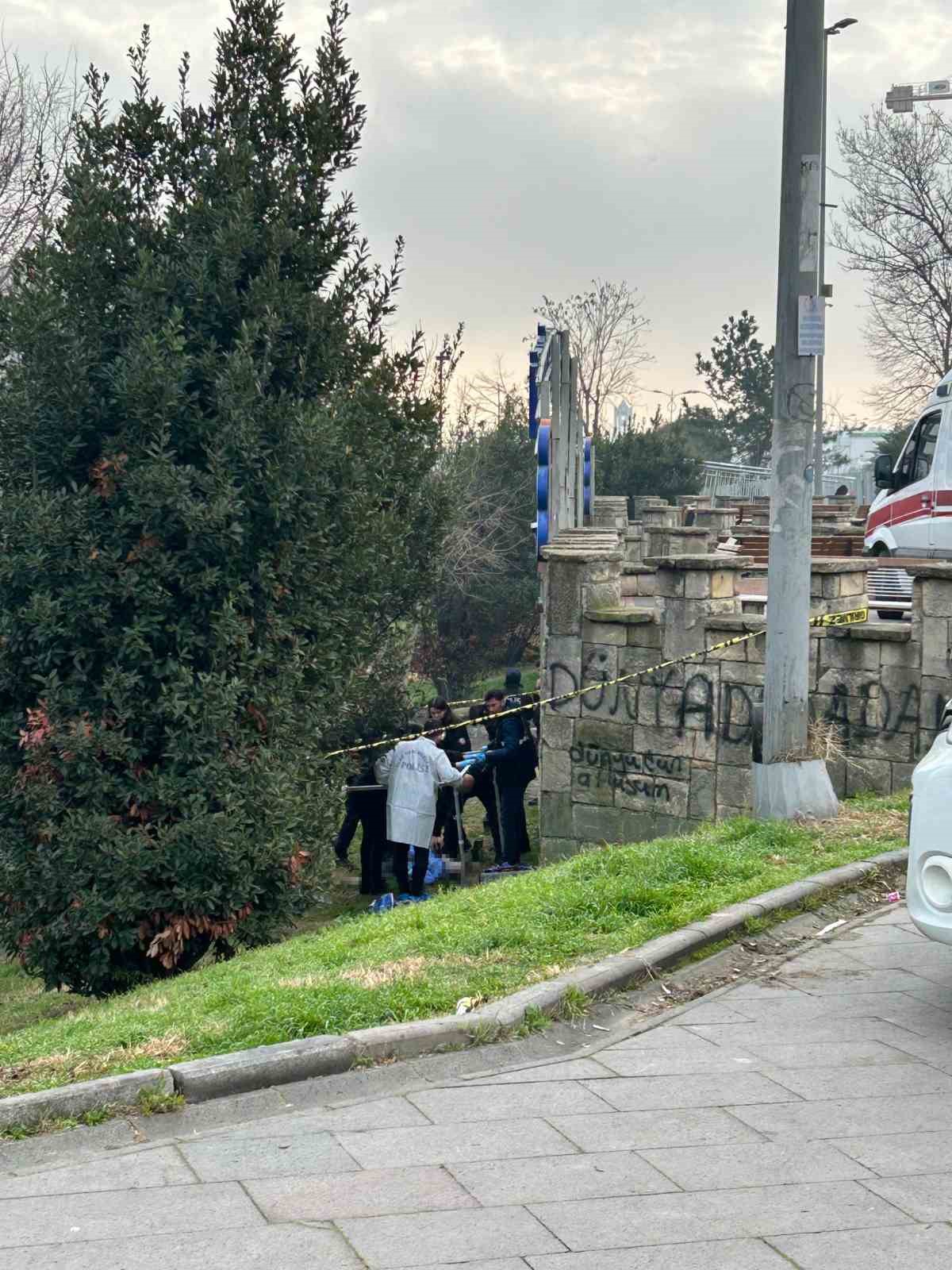 Bayrampaşa’da parkta intihar: Şahsın sanal kumarda para kaybettiği için kendini vurduğu iddia edildi
