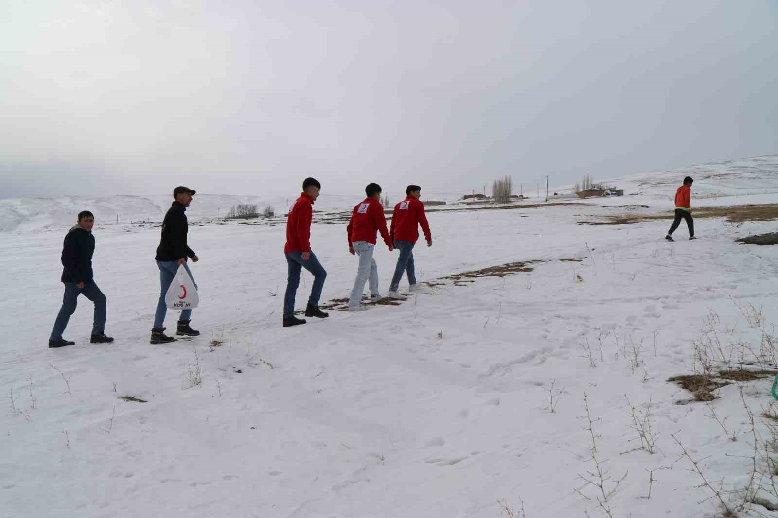 Türk Kızılayı’nın yardımlarıyla ısınıyorlar
