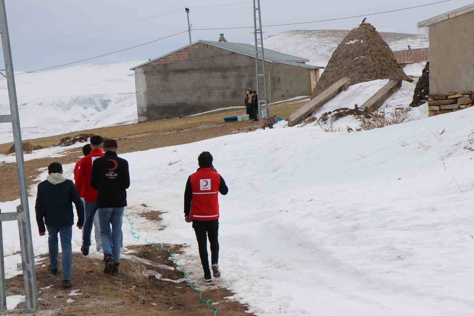 Türk Kızılayı’nın yardımlarıyla ısınıyorlar
