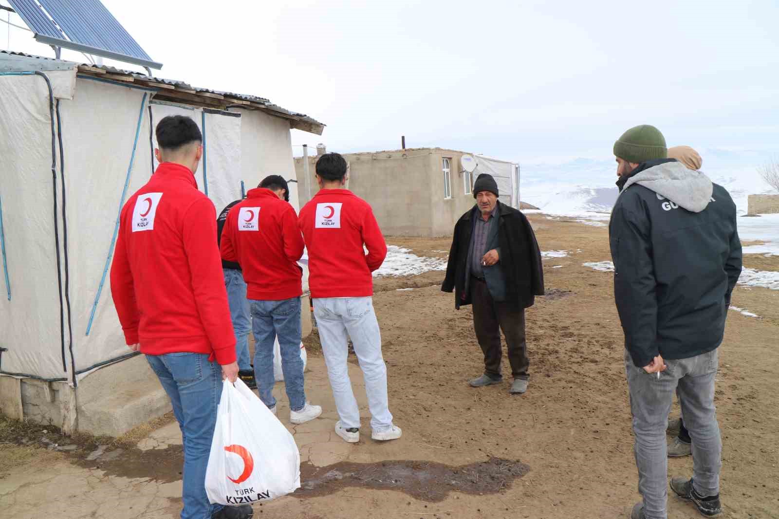 Türk Kızılayı’nın yardımlarıyla ısınıyorlar
