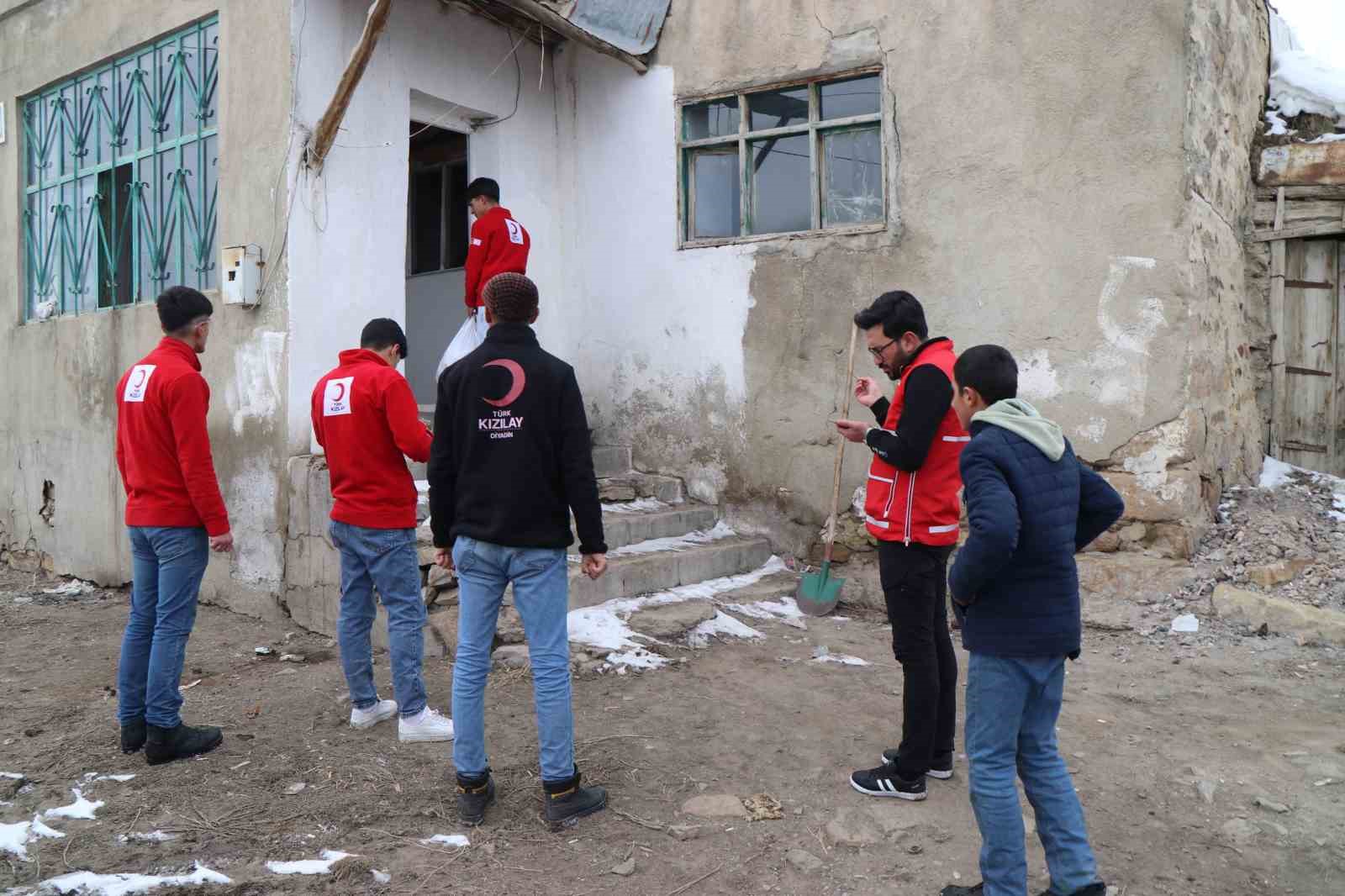 Türk Kızılayı’nın yardımlarıyla ısınıyorlar
