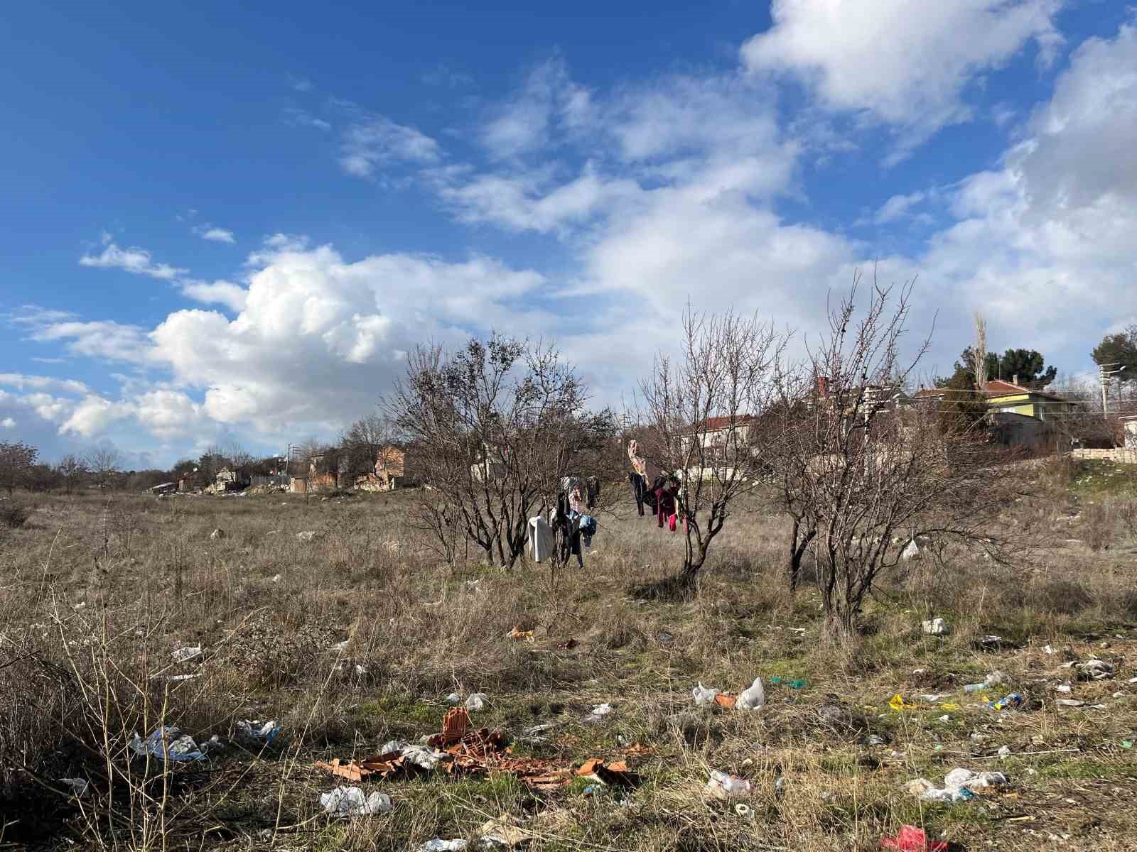 Kış ortasında kuruması için ağaca asılan elbiseler
